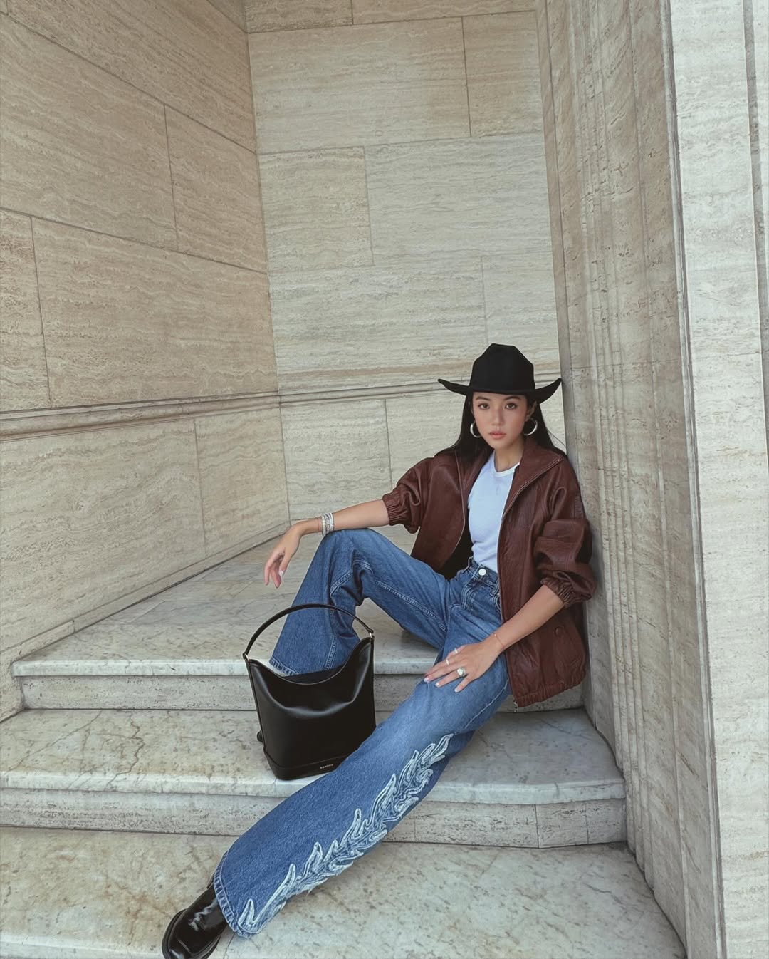 „Měřím jen 1,55 m a tohle jsou džíny, které mi pomáhají prodloužit postavu.“ - Foto 5. 'Tôi chỉ cao 1,55 m và đây là chiếc quần jeans giúp tôi kéo dài vóc dáng'- Ảnh 5.