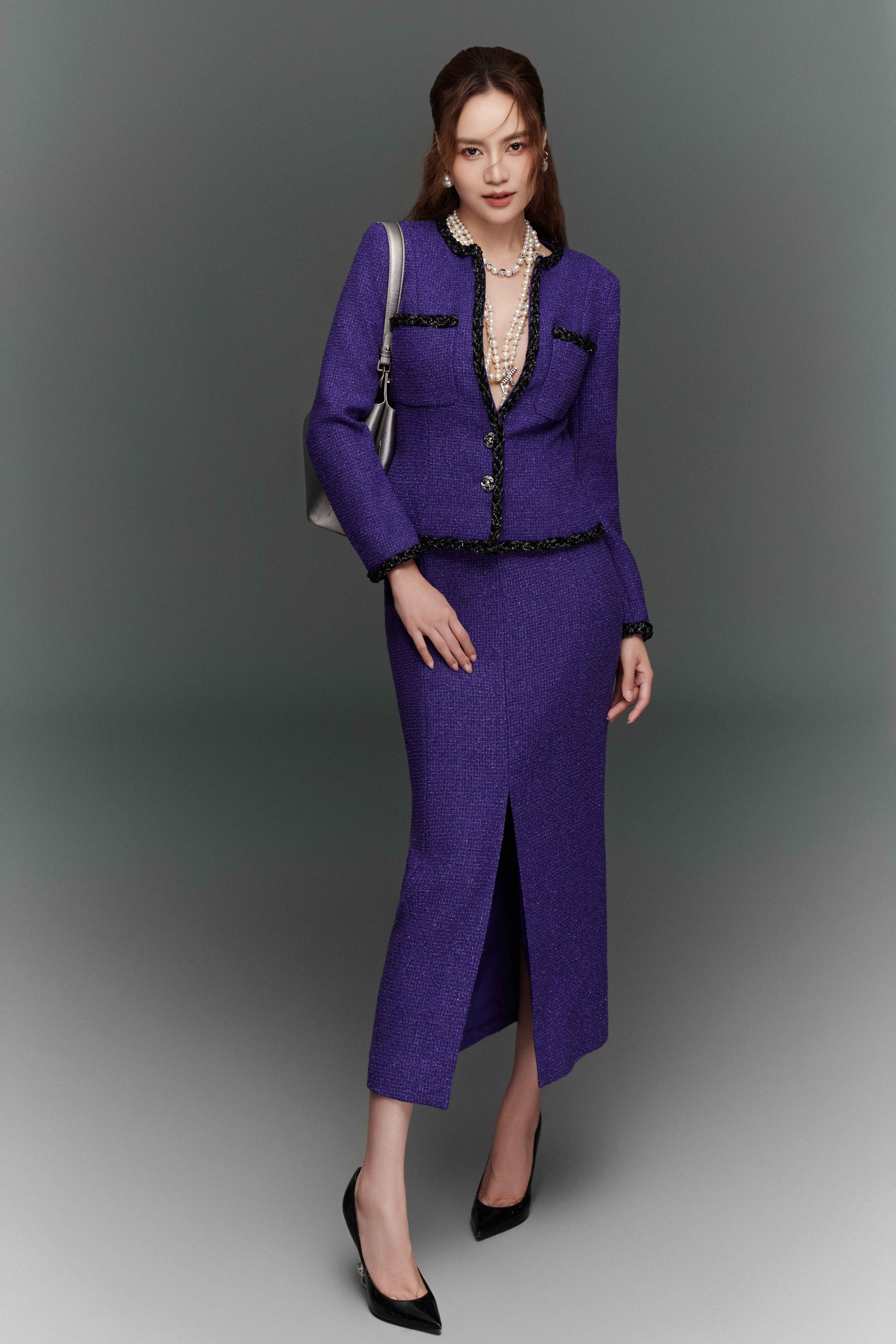 Evoking a ladylike, noble aura with tweed fashion - Photo 1. Khơi gợi vẻ tiểu thư, thần thái quý phái cùng thời trang vải tweed- Ảnh 1.