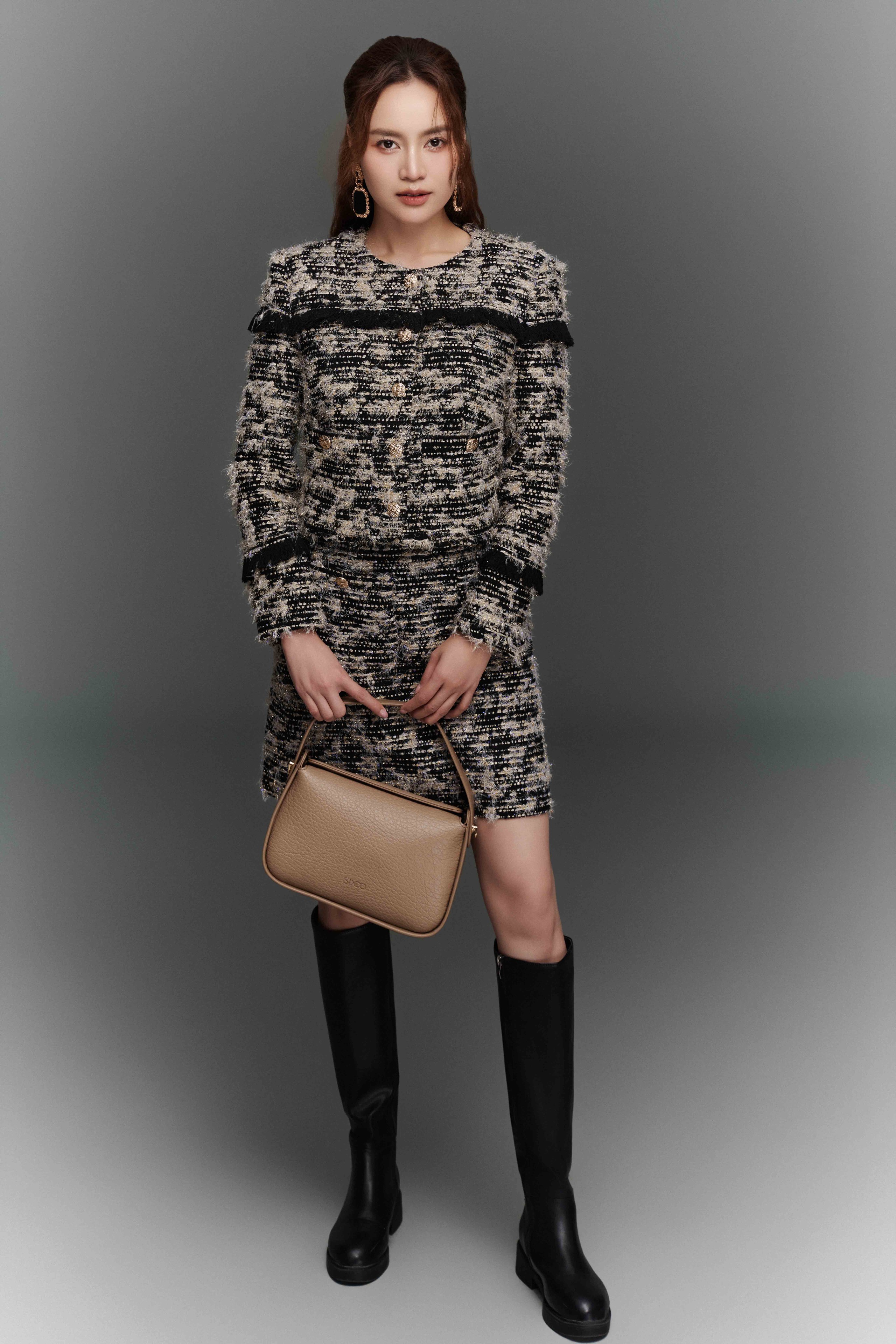Evoking a ladylike, noble aura with tweed fashion - Photo 2. Khơi gợi vẻ tiểu thư, thần thái quý phái cùng thời trang vải tweed- Ảnh 2.