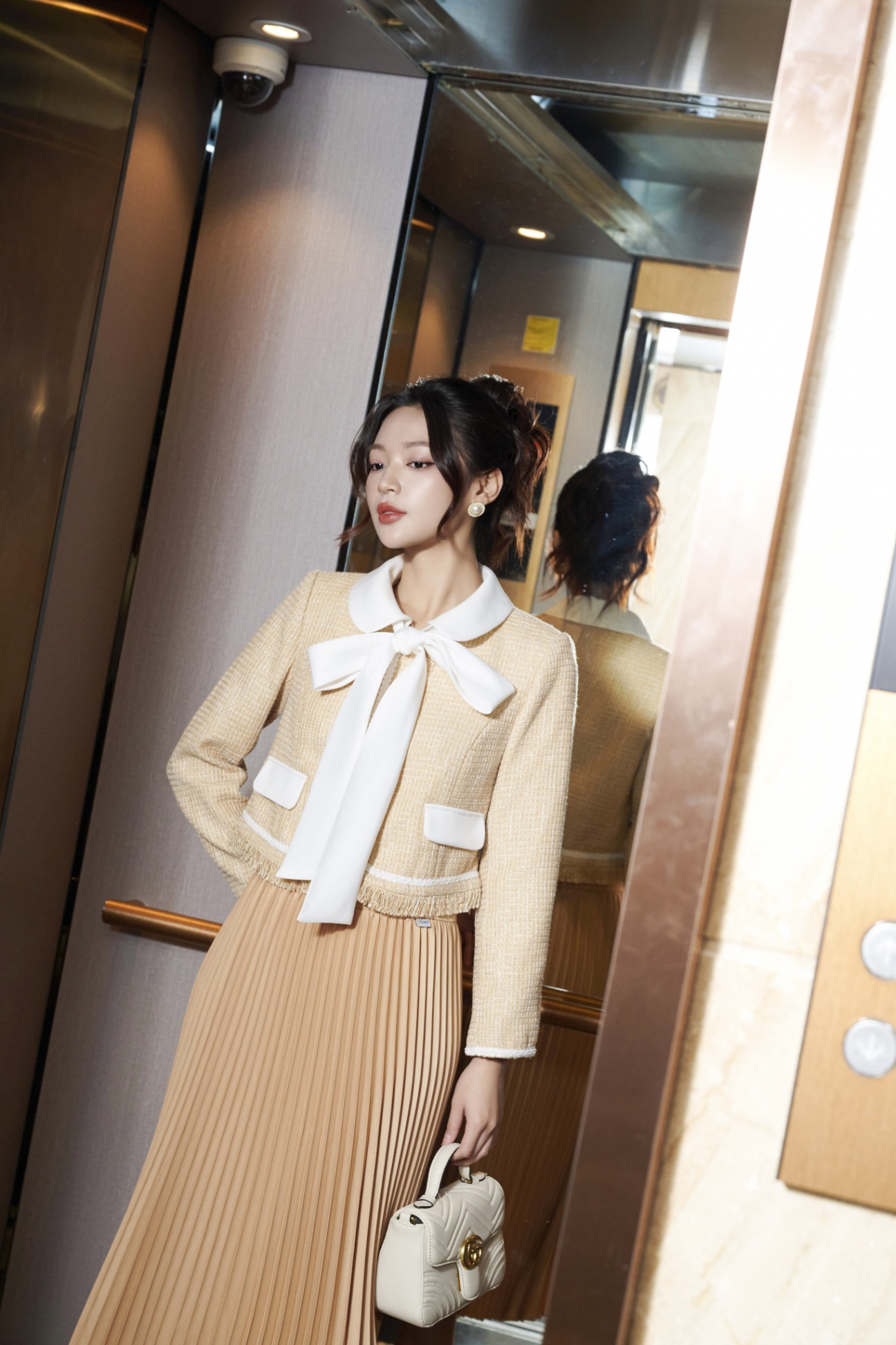 Evoking a ladylike, noble aura with tweed fashion - Photo 3. Khơi gợi vẻ tiểu thư, thần thái quý phái cùng thời trang vải tweed- Ảnh 3.