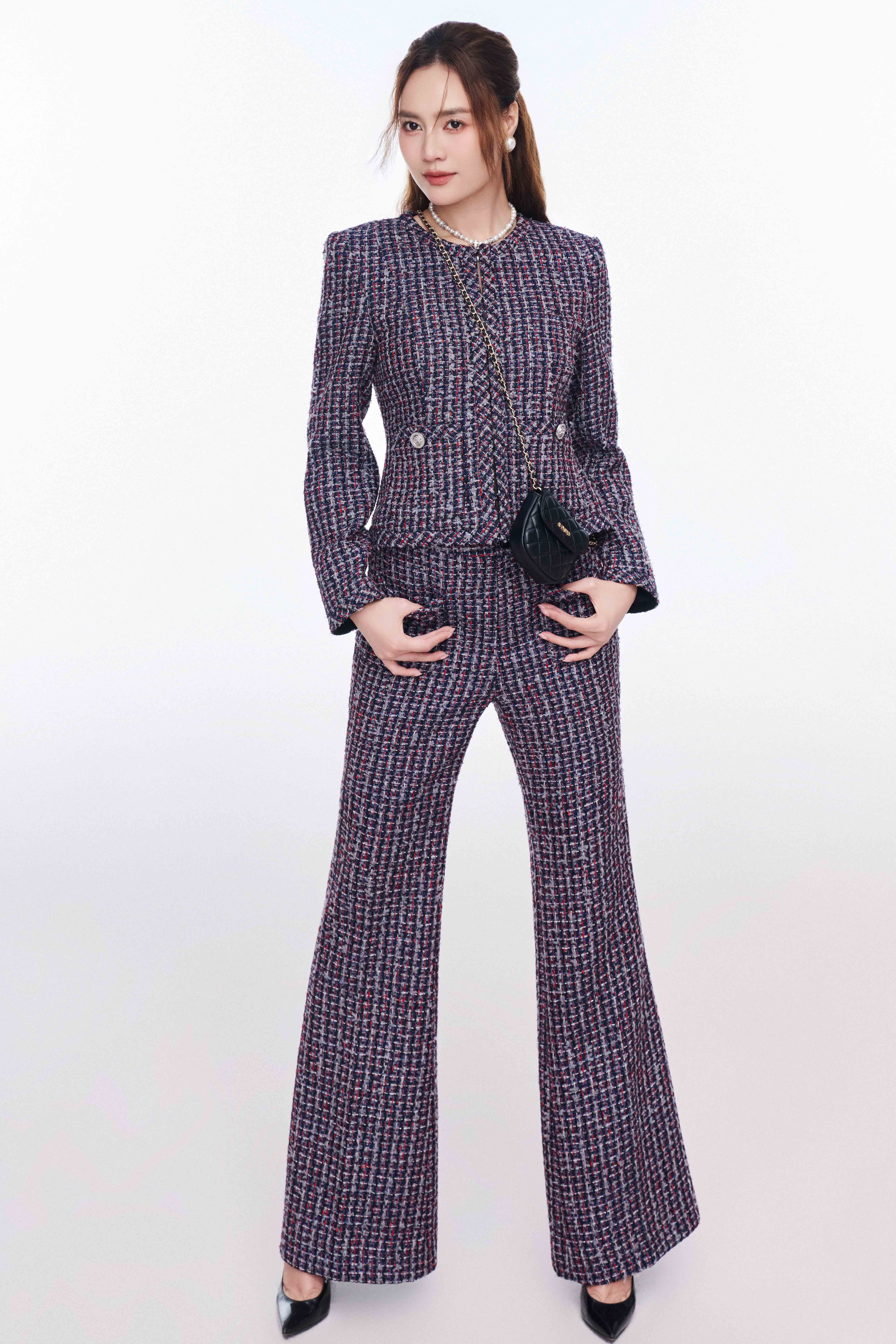Evoking a ladylike, noble aura with tweed fashion - Photo 4. Khơi gợi vẻ tiểu thư, thần thái quý phái cùng thời trang vải tweed- Ảnh 4.