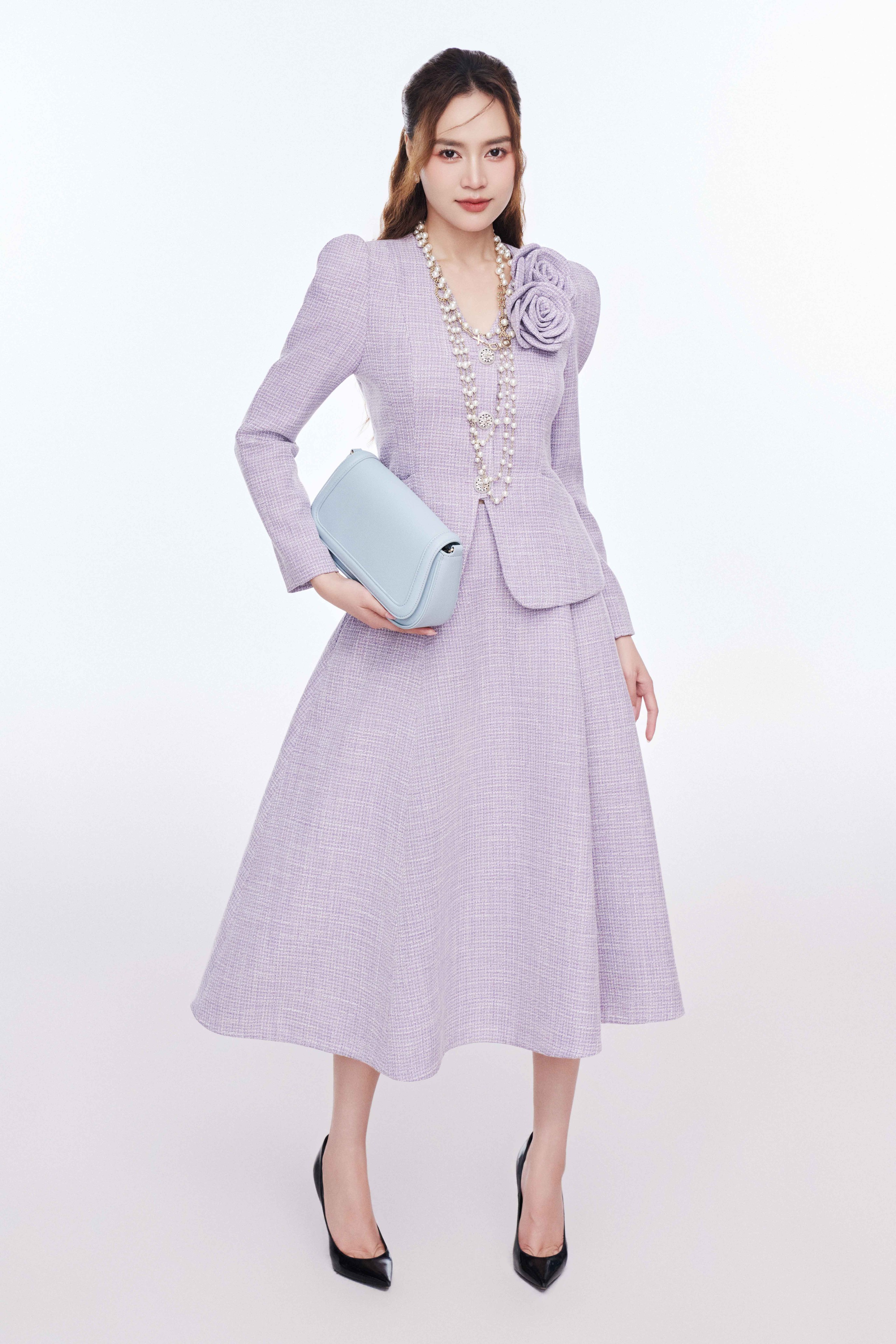 Evoking a ladylike, noble aura with tweed fashion - Photo 6. Khơi gợi vẻ tiểu thư, thần thái quý phái cùng thời trang vải tweed- Ảnh 6.