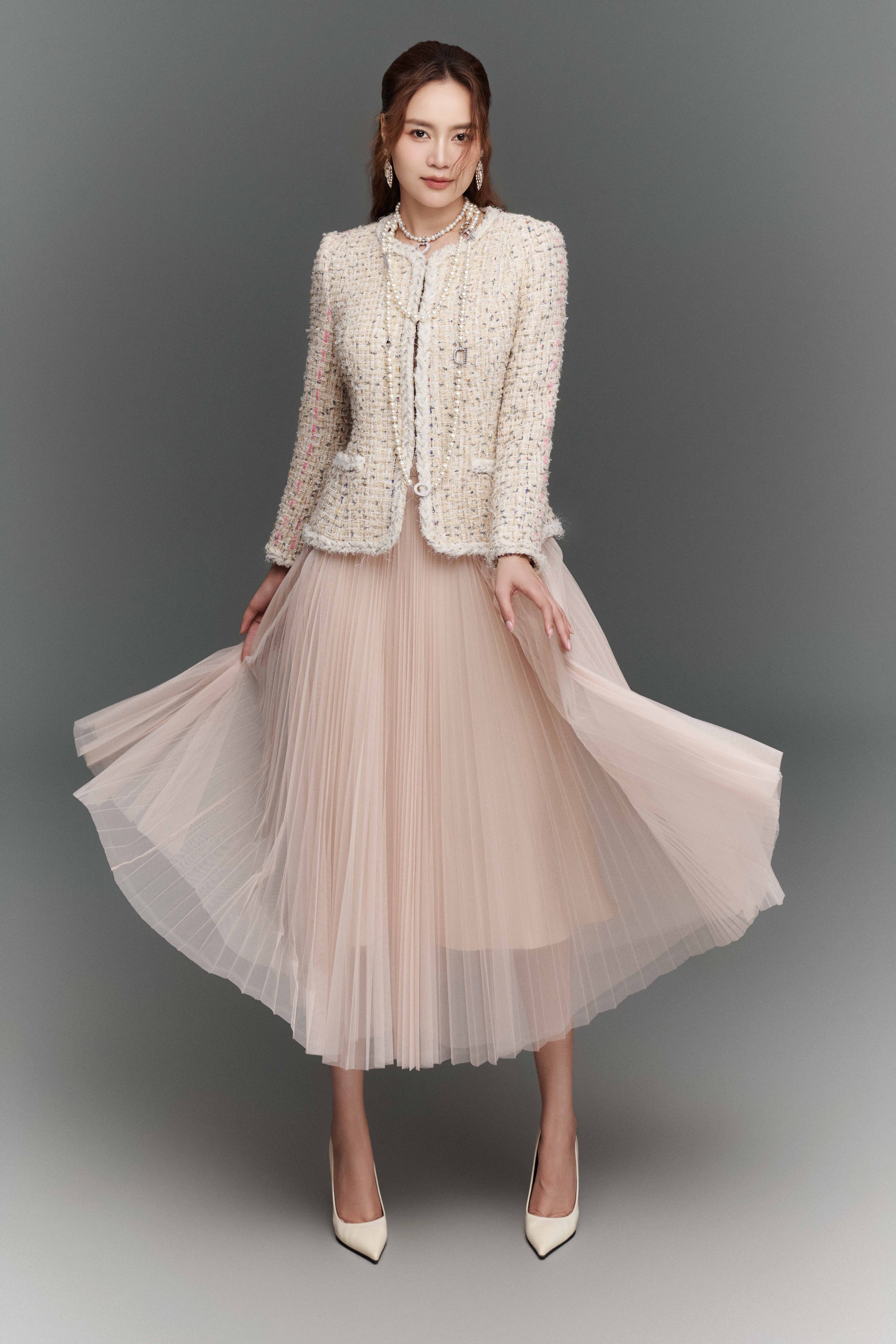 Evoking a ladylike, noble aura with tweed fashion - Photo 8. Khơi gợi vẻ tiểu thư, thần thái quý phái cùng thời trang vải tweed- Ảnh 8.