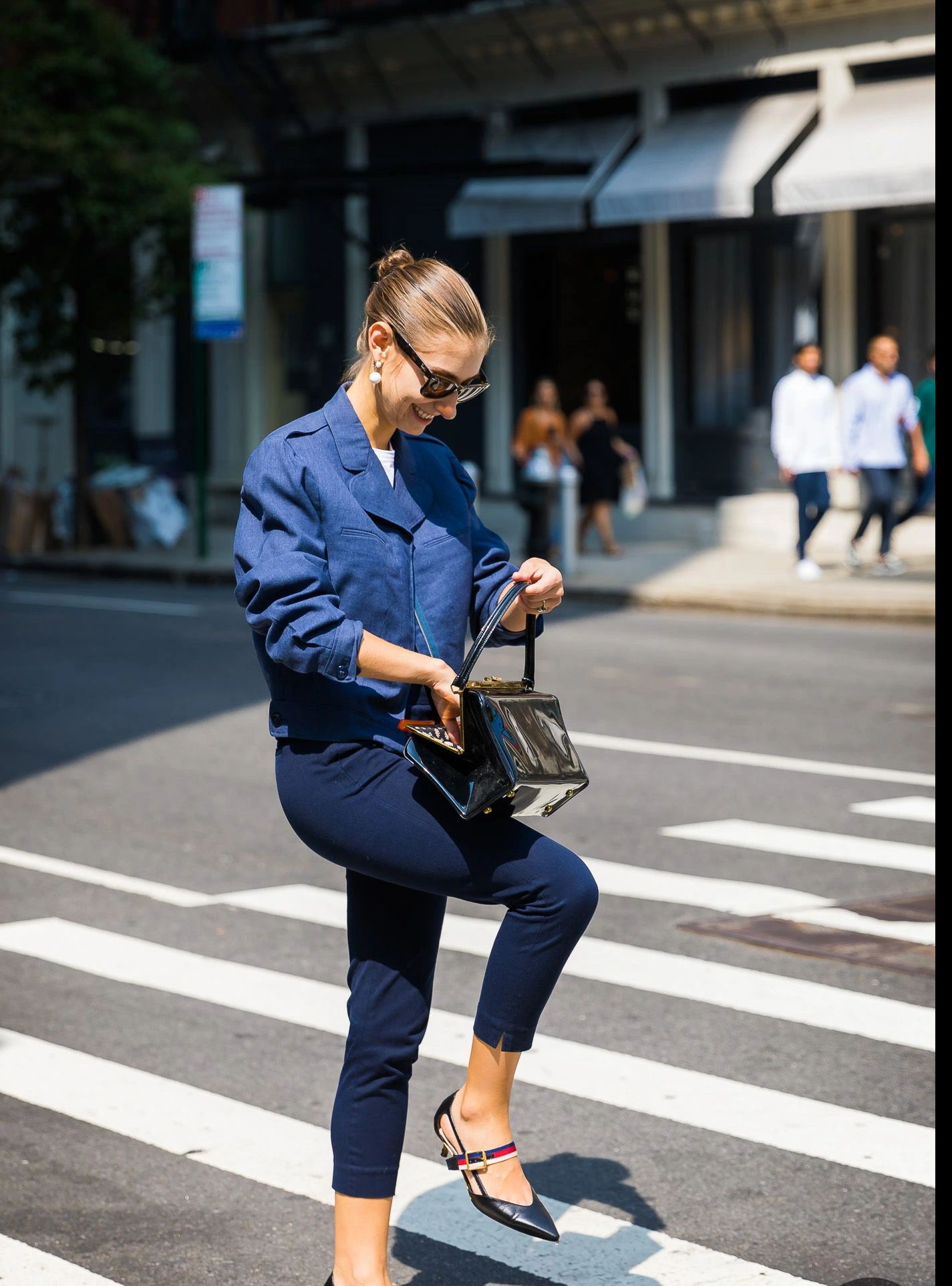 „Měřím jen 1,55 m a tohle jsou džíny, které mi pomáhají prodloužit postavu.“ - Foto 3. 'Tôi chỉ cao 1,55 m và đây là chiếc quần jeans giúp tôi kéo dài vóc dáng'- Ảnh 3.