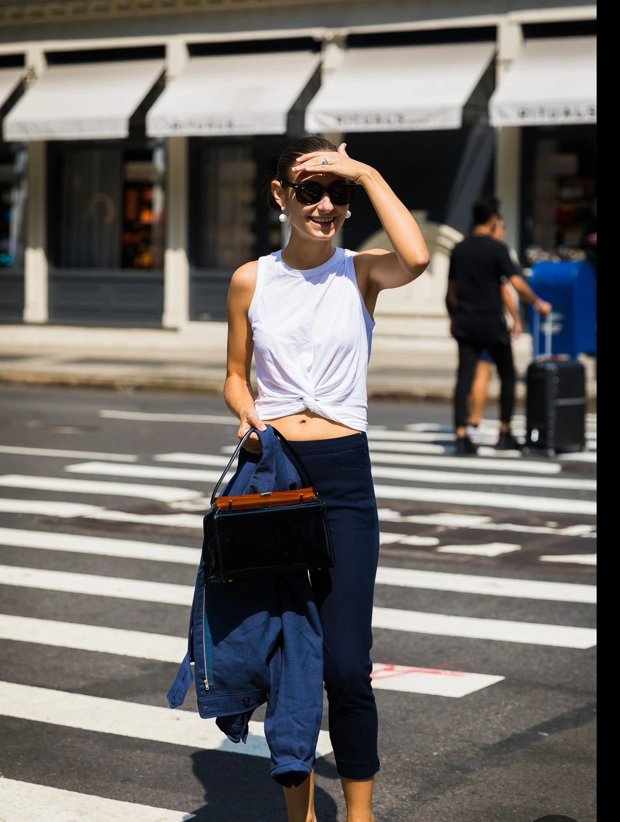 „Měřím jen 1,55 m a tohle jsou džíny, které mi pomáhají prodloužit postavu.“ - Foto 4. 'Tôi chỉ cao 1,55 m và đây là chiếc quần jeans giúp tôi kéo dài vóc dáng'- Ảnh 4.