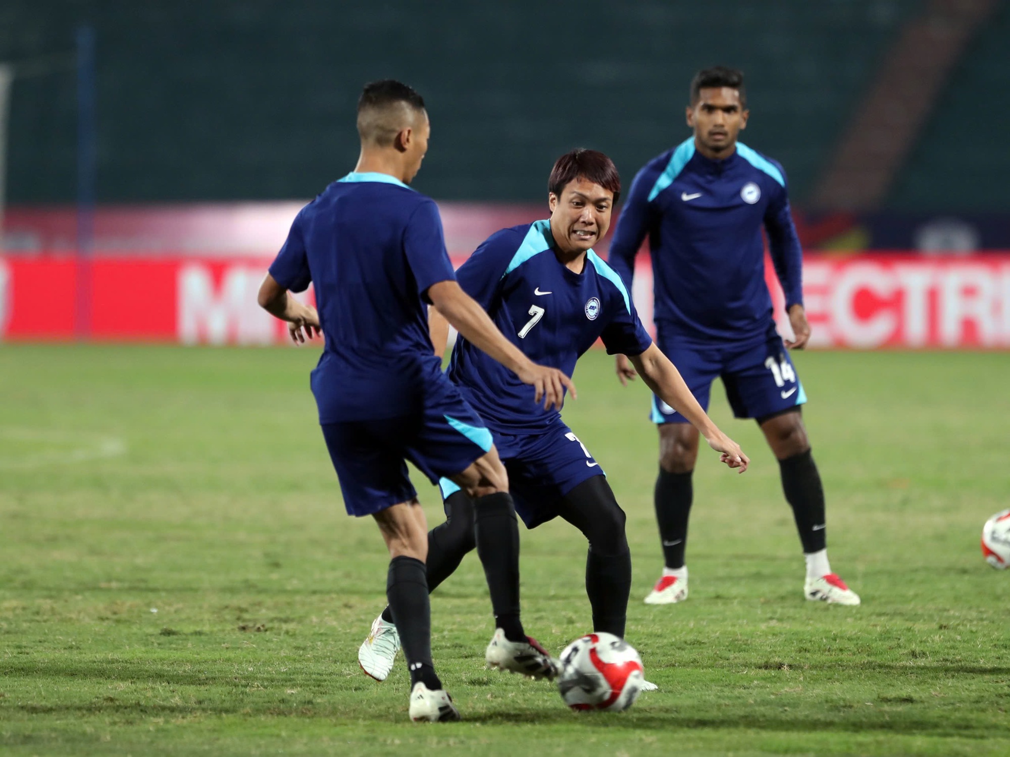 Having his hand bandaged for... blocking Xuan Son, the Singaporean defender still practices with the Japanese star in Viet Tri - Photo 3.