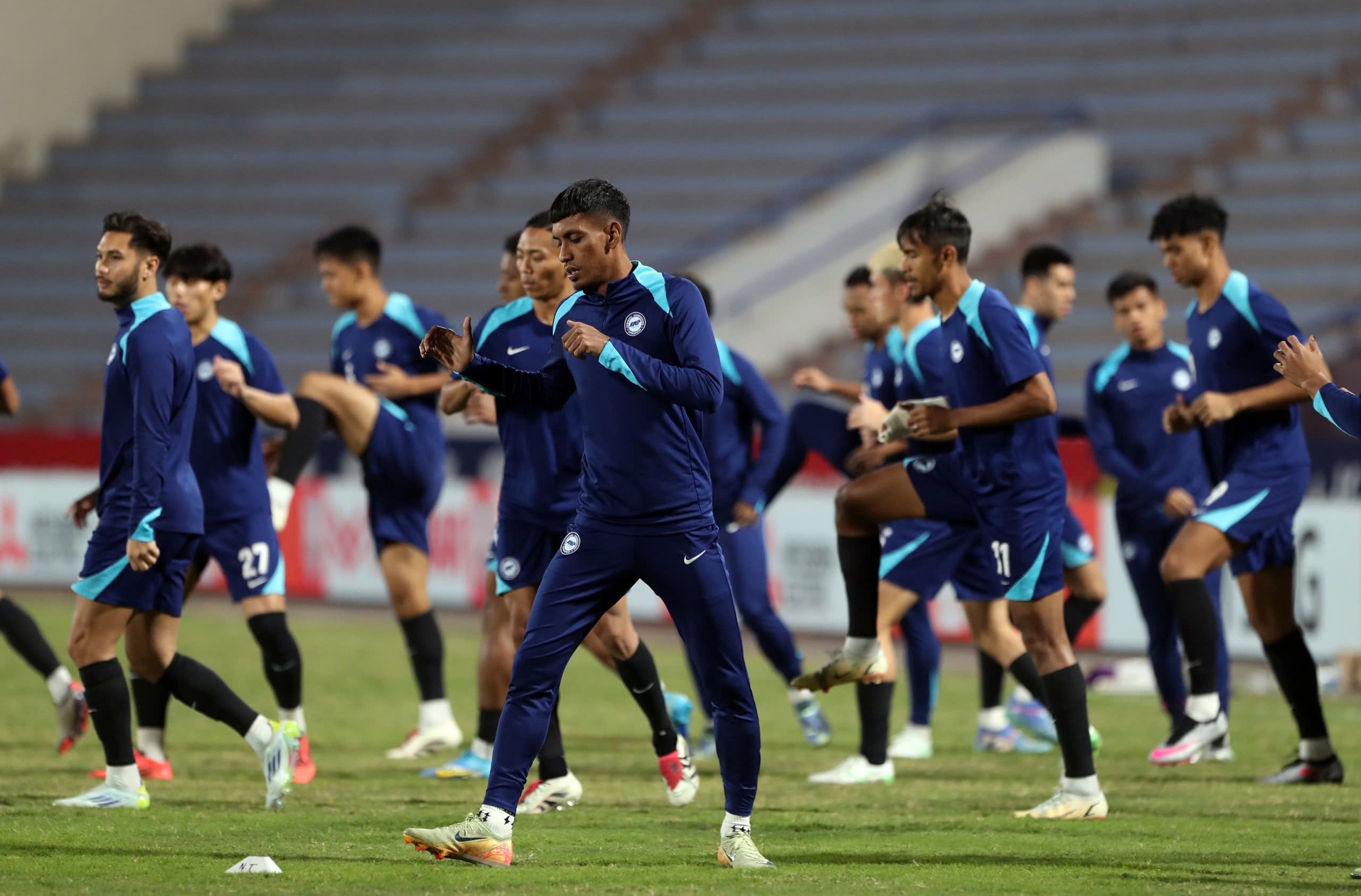 Having his hand bandaged for... blocking Xuan Son, the Singaporean defender still trains with the Japanese star in Viet Tri - Photo 5.