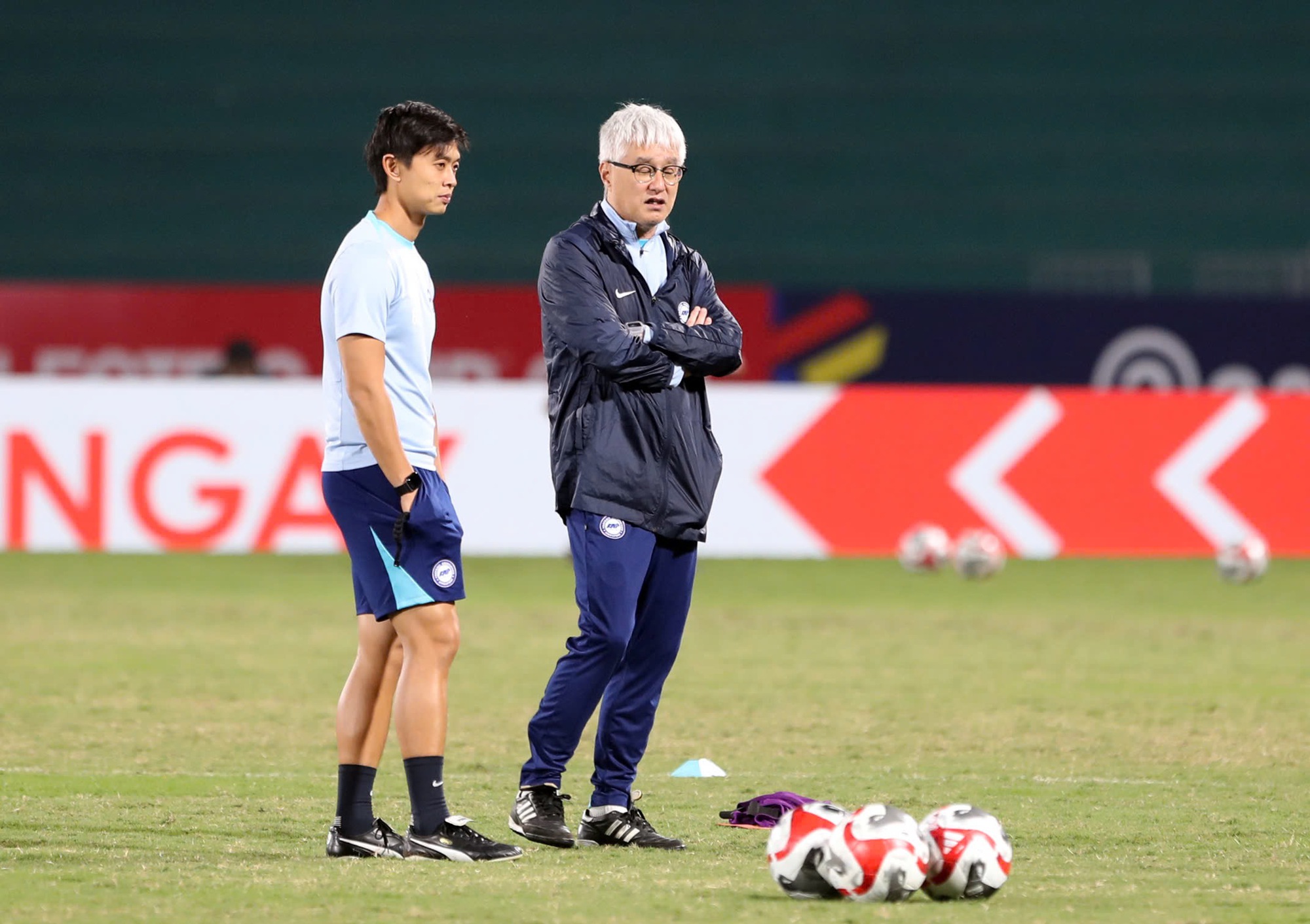 Having his arm bandaged for... blocking Xuan Son, the Singaporean defender still practices with the Japanese star in Viet Tri - Photo 4.