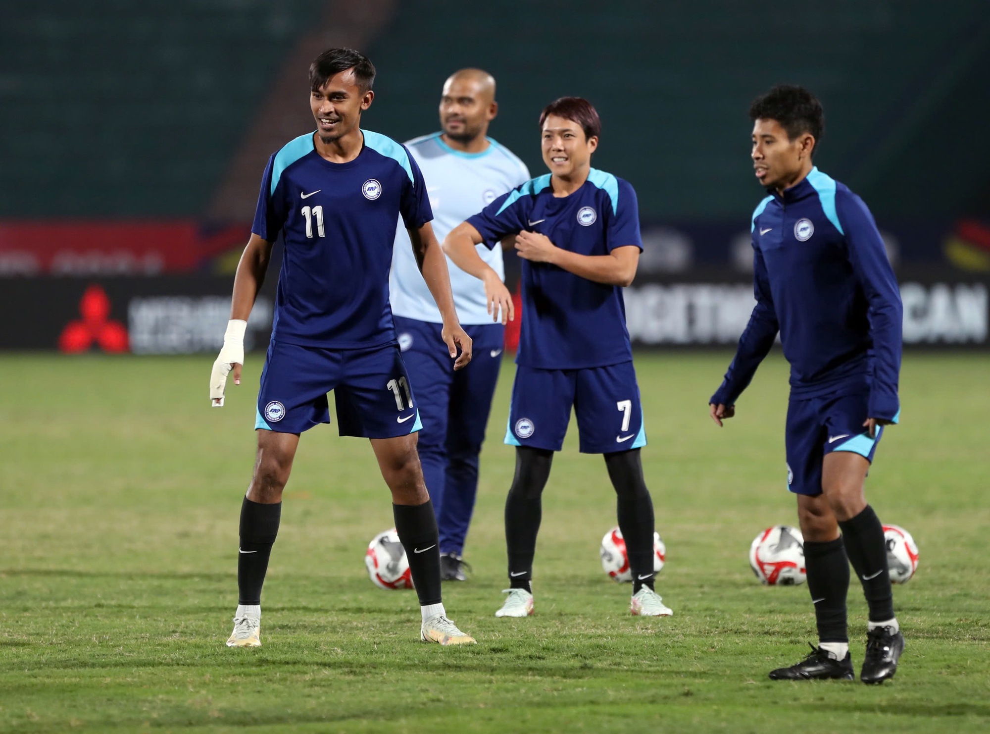 Having his hand bandaged for... blocking Xuan Son, the Singaporean defender still trains with the Japanese star in Viet Tri - Photo 2.