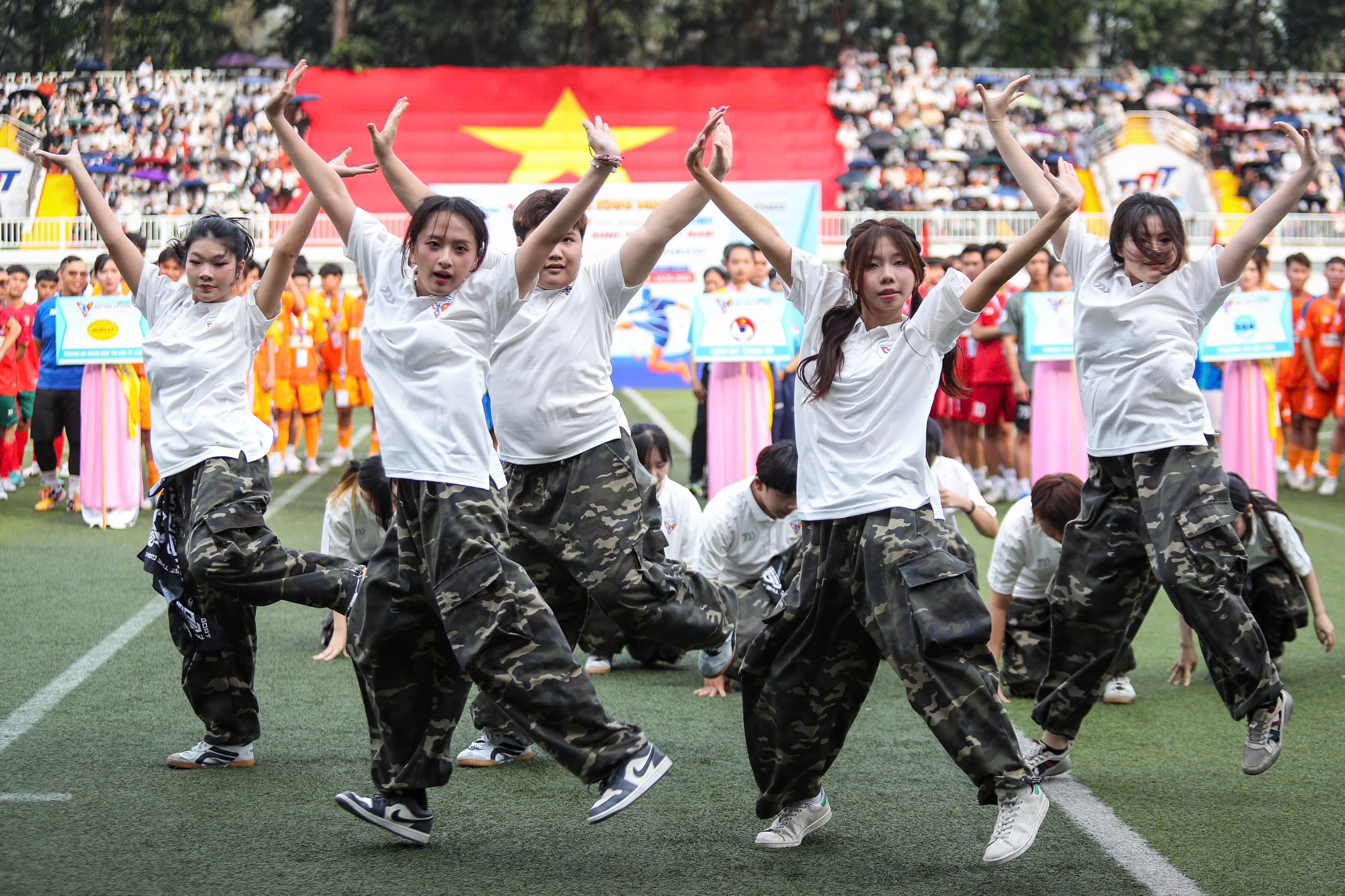 Exciting opening day of the qualifying round of the 2025 Vietnamese Youth Football Tournament - Photo 16.