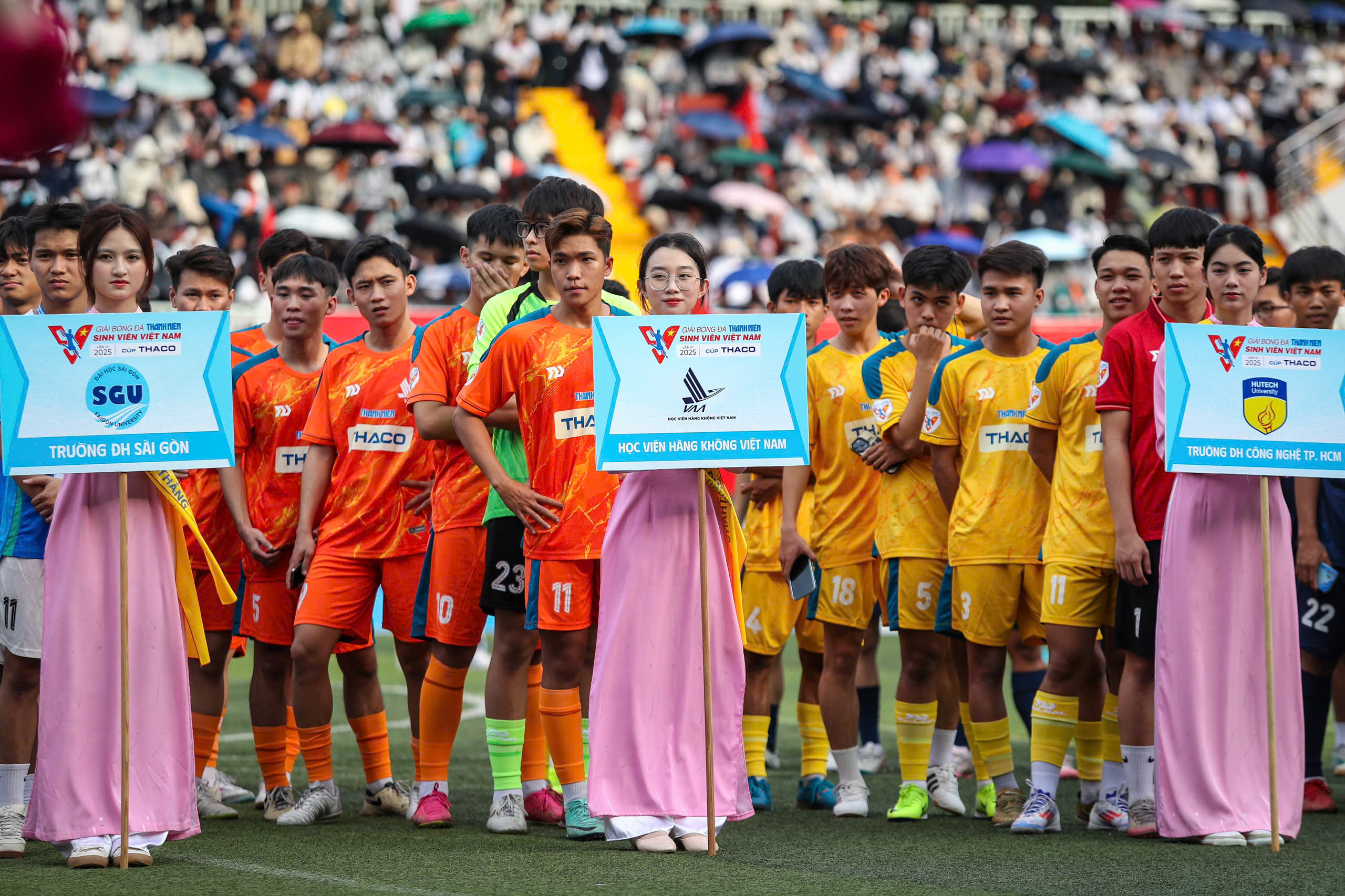 Exciting opening day of the qualifying round of the 2025 Vietnamese Youth Football Tournament - Photo 15.