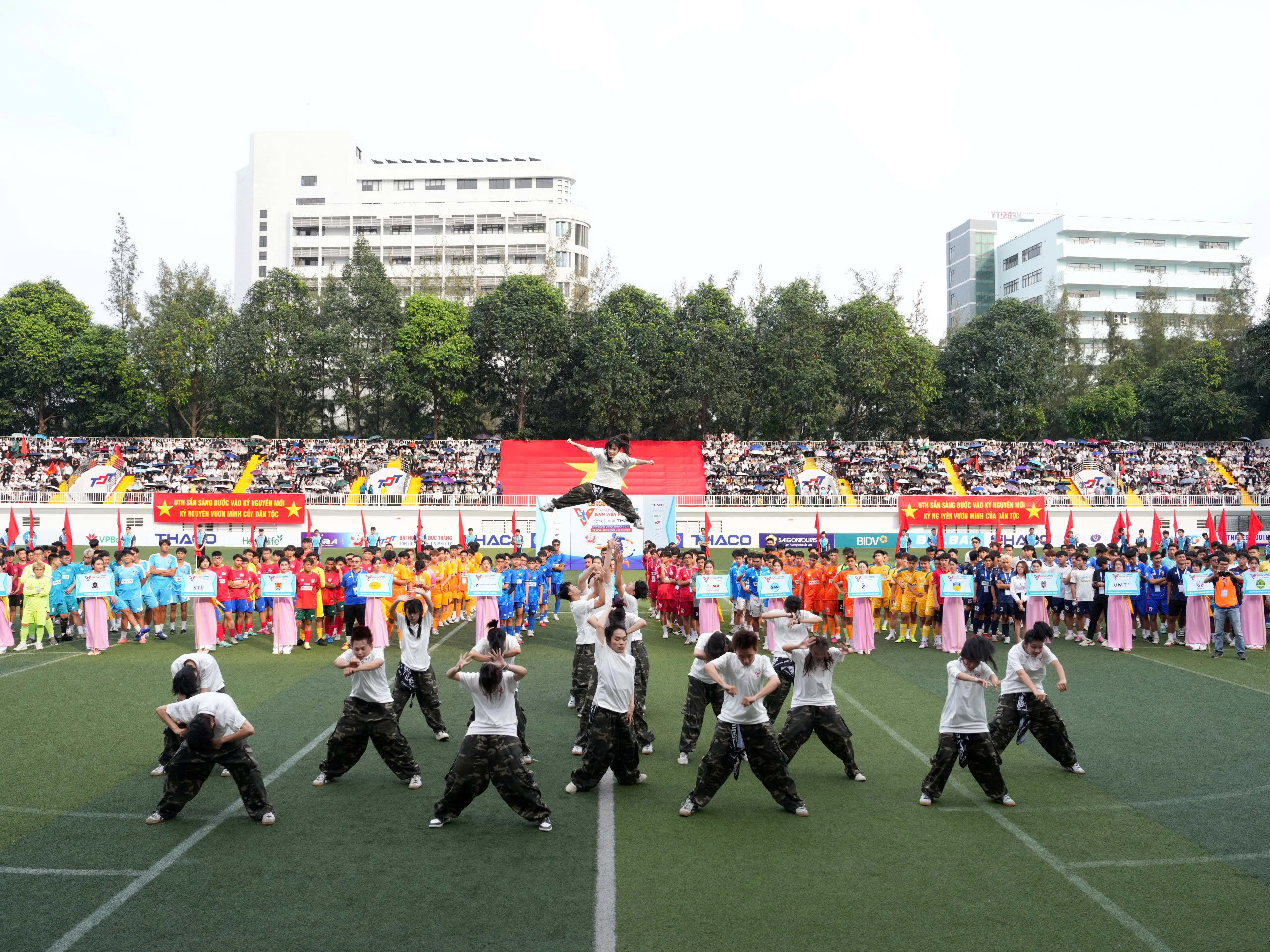 Exciting opening day of the qualifying round of the 2025 Vietnamese Youth Football Tournament - Photo 14.