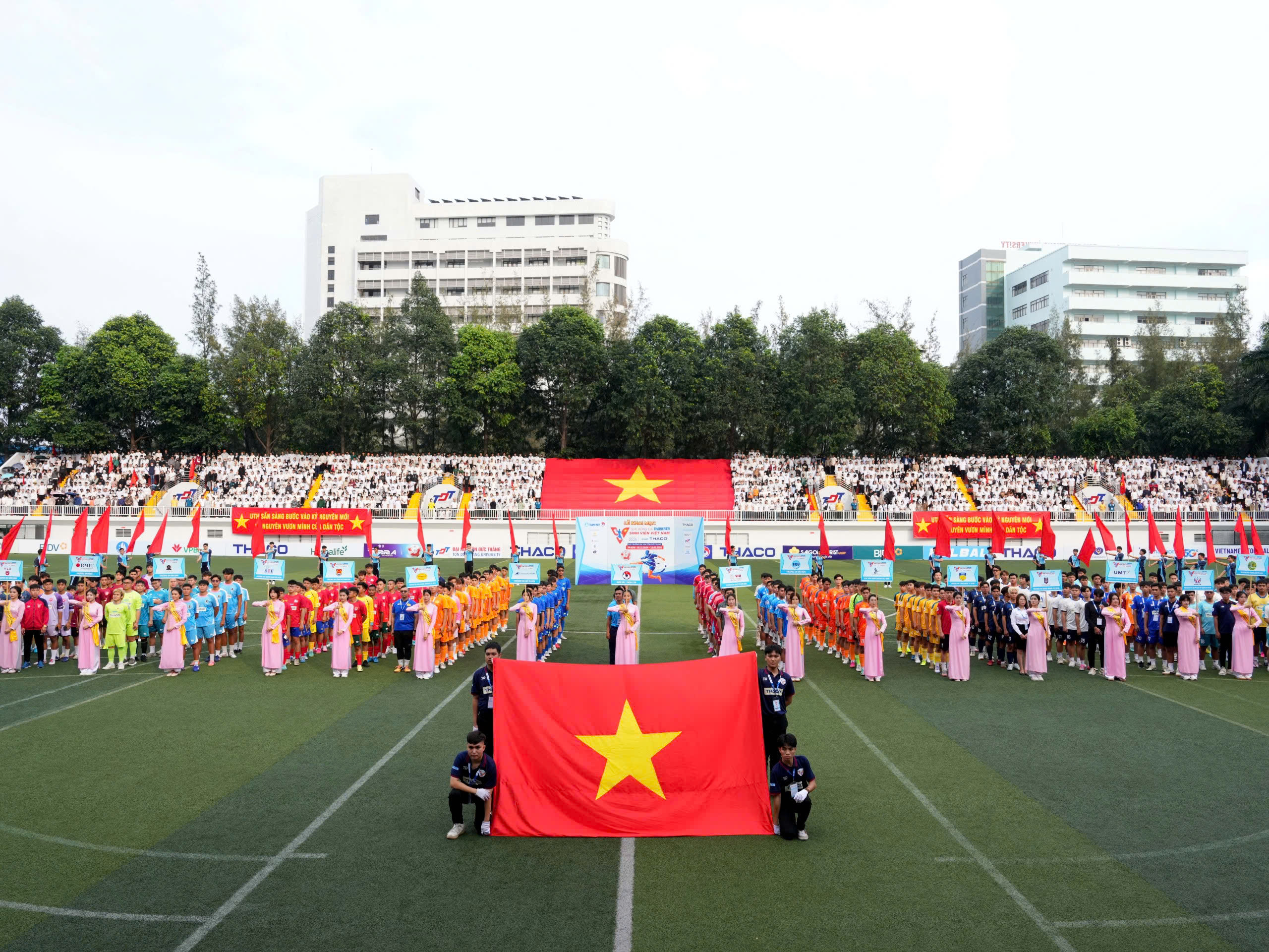 Exciting opening day of the qualifying round of the 2025 Vietnamese Youth Football Tournament - Photo 13.