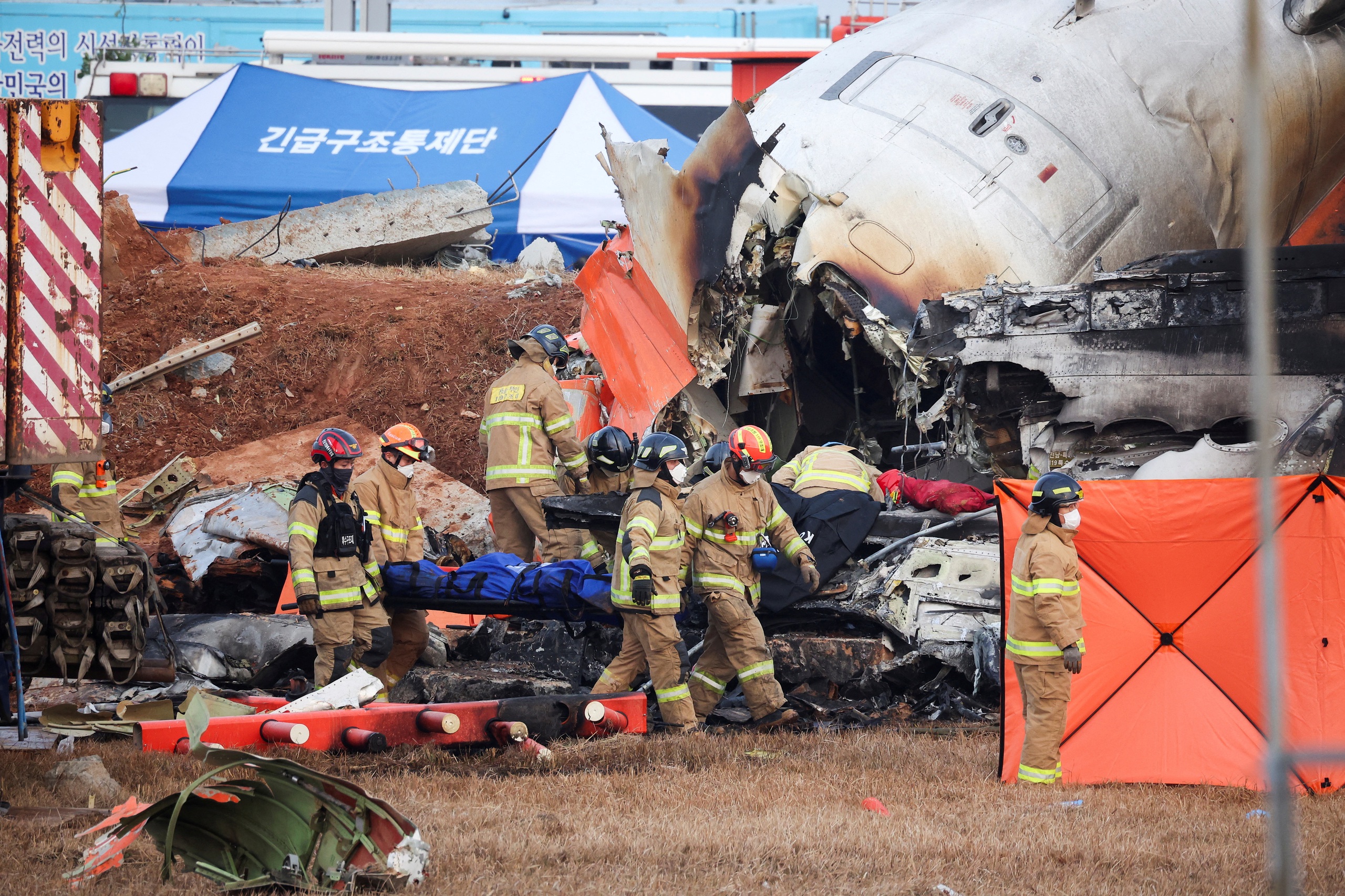 Korean plane crash: 176 people died, surviving flight attendants don't remember anything - Photo 4.