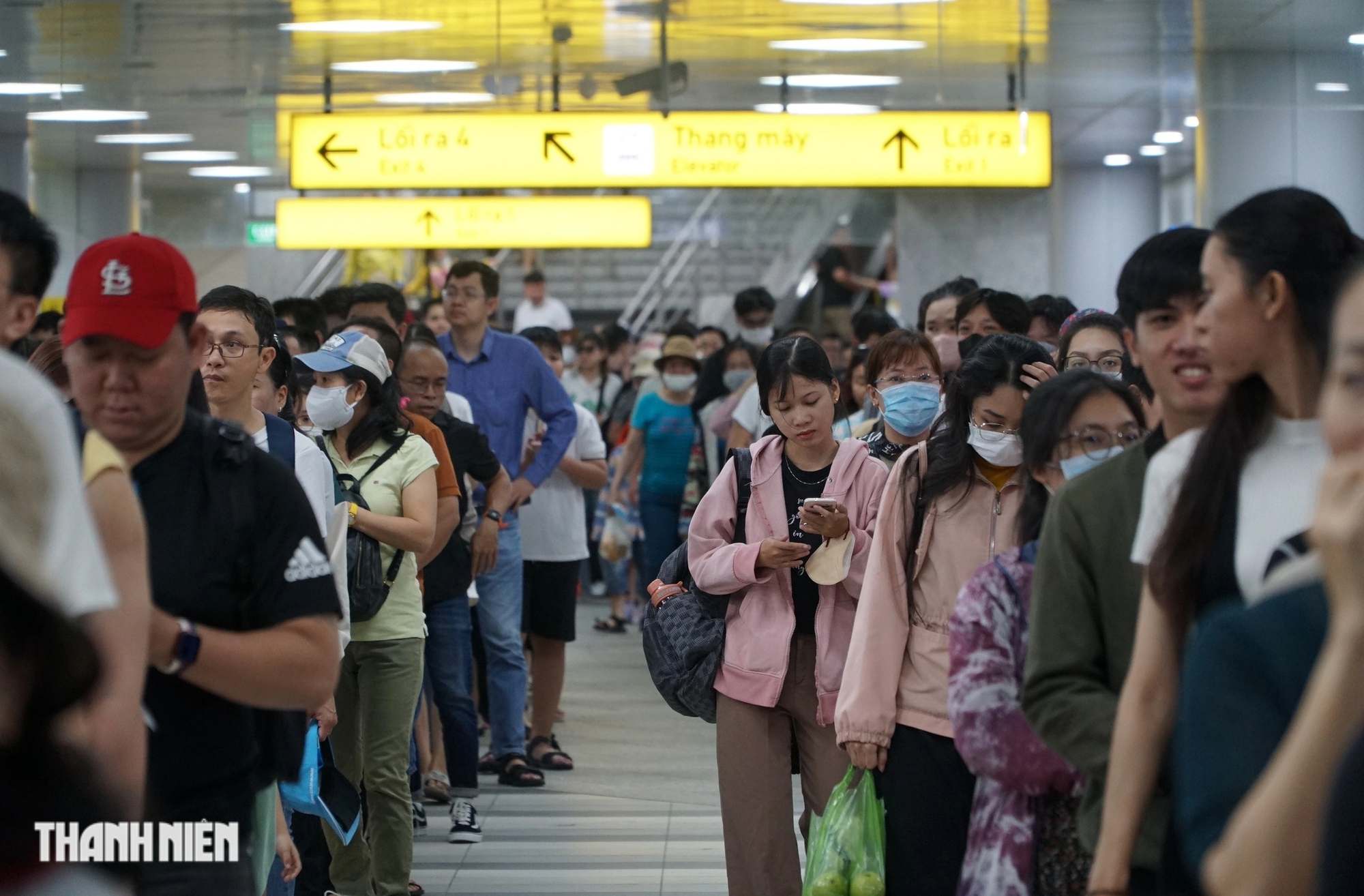 Sau ngày metro số 1 lượng khách đông kỷ lục: Dòng người xếp hàng dài trải nghiệm- Ảnh 1.