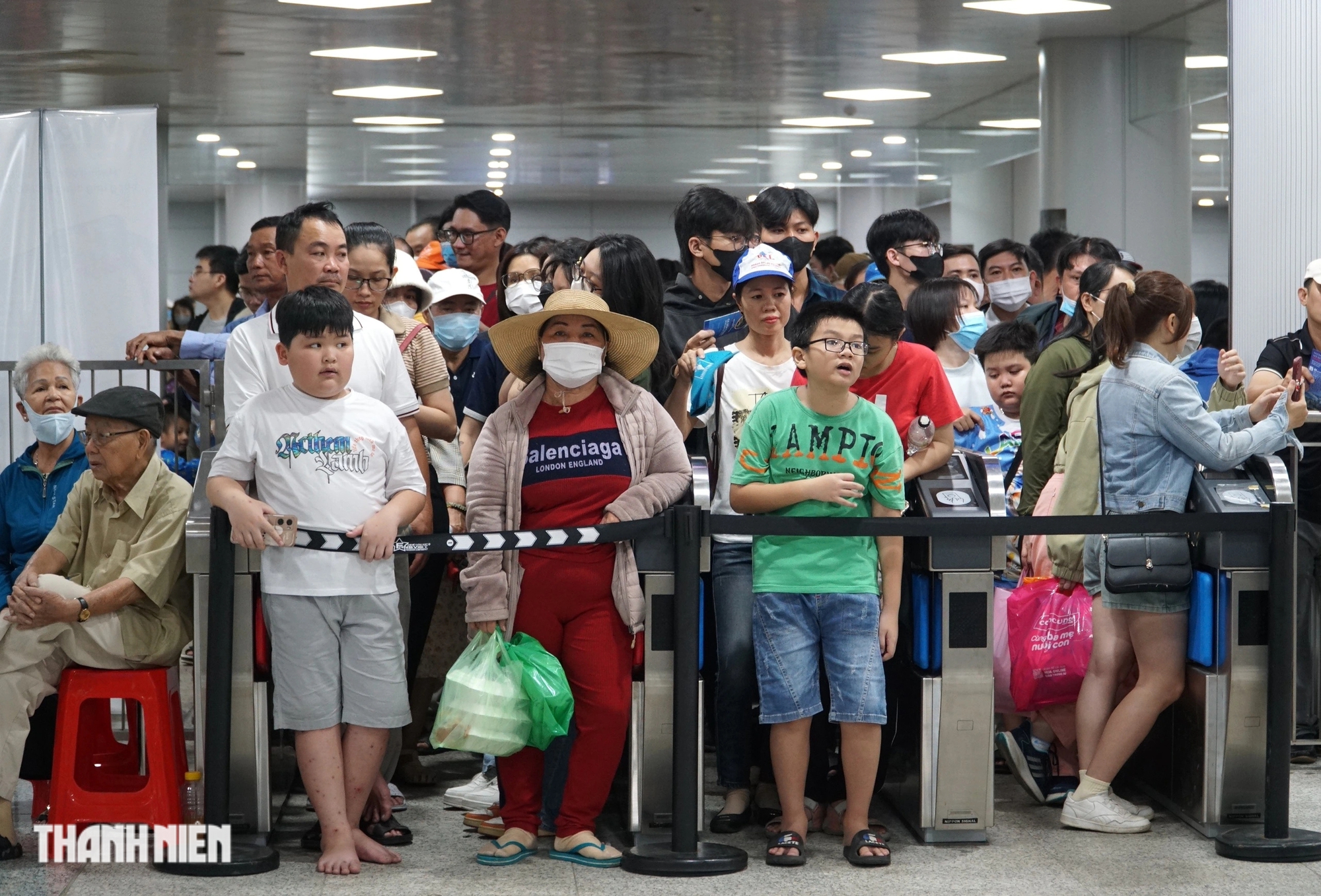 Sau ngày metro số 1 lượng khách đông kỷ lục: Dòng người xếp hàng dài trải nghiệm- Ảnh 4.