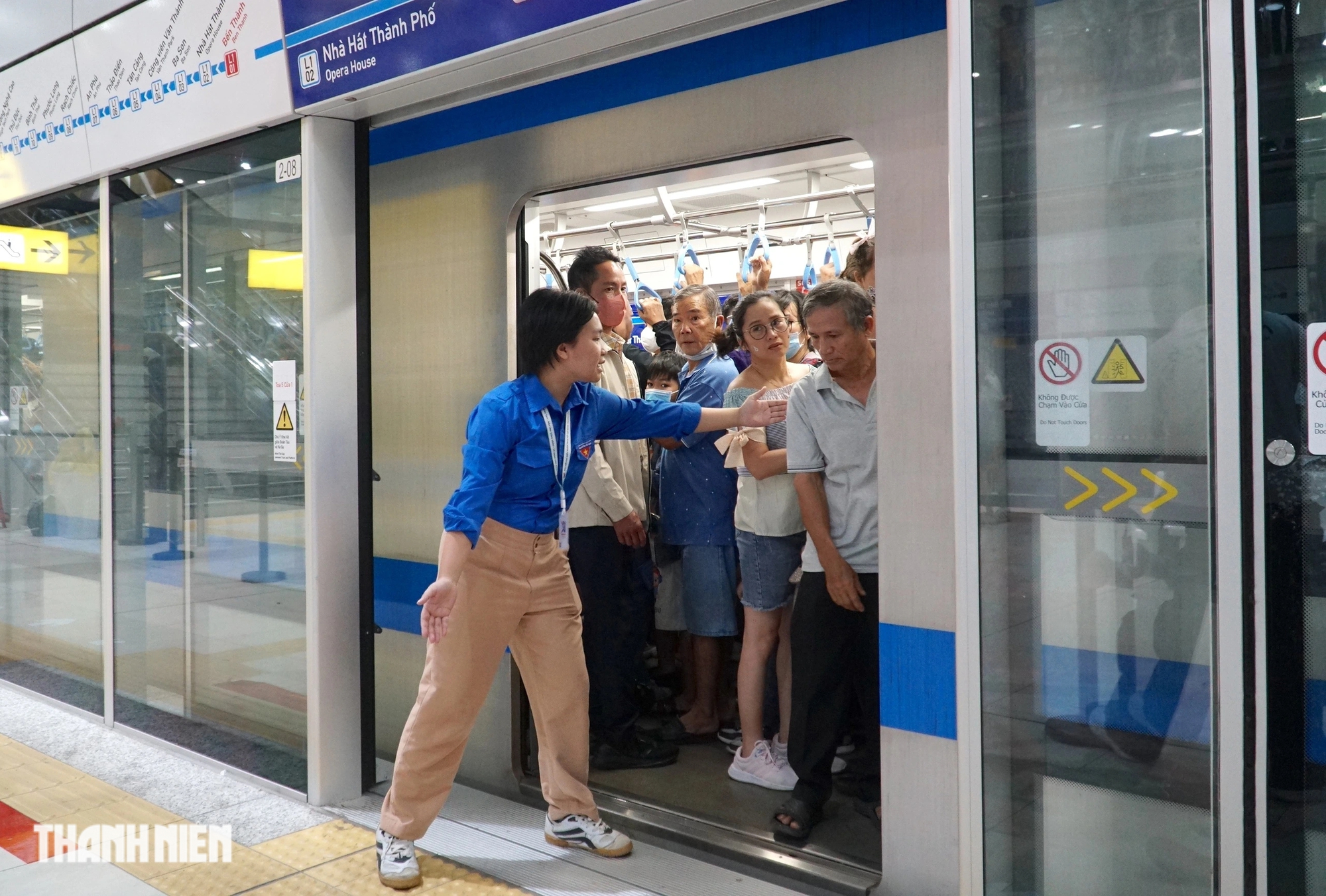 Sau ngày metro số 1 lượng khách đông kỷ lục: Dòng người xếp hàng dài trải nghiệm- Ảnh 10.