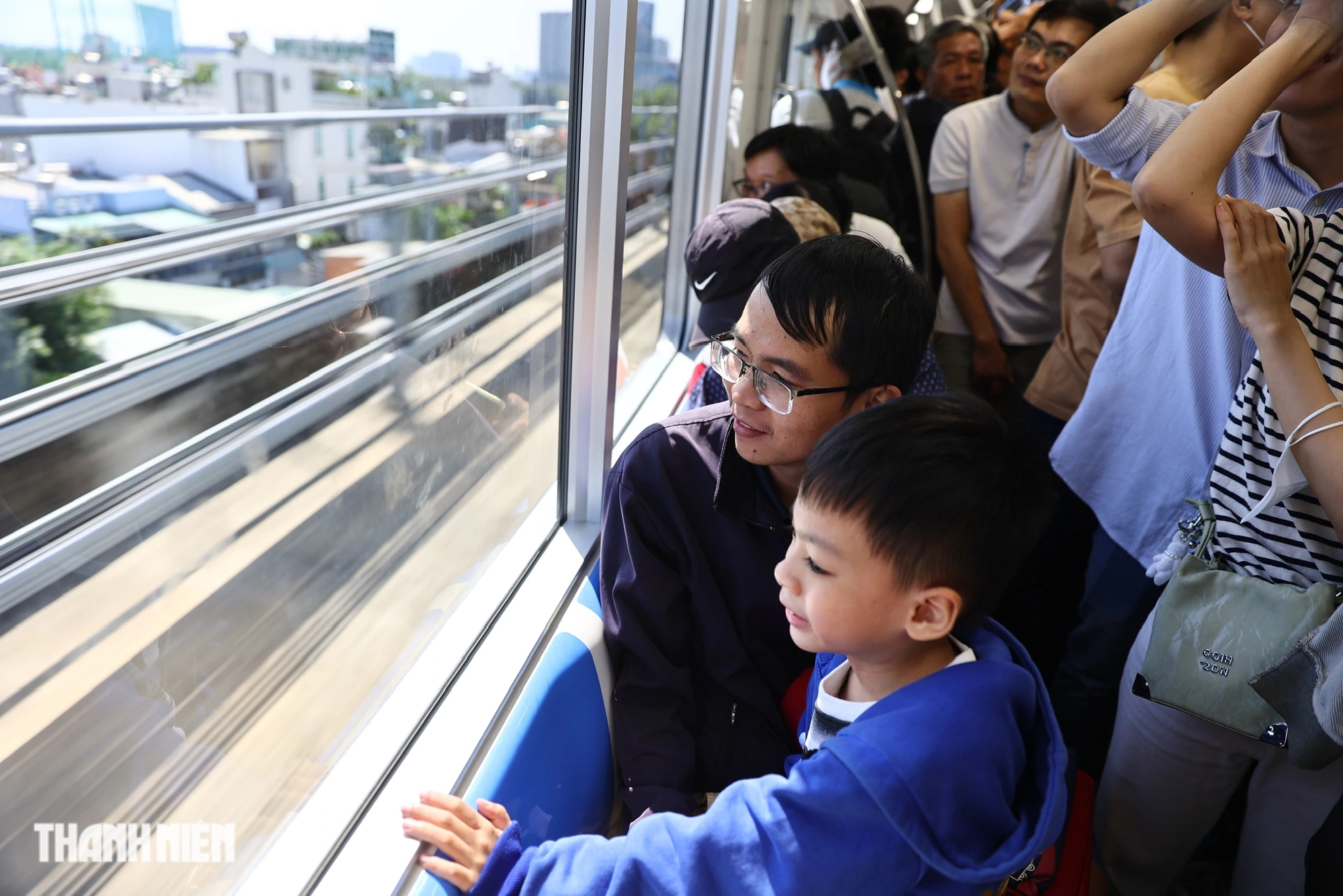 Sau ngày metro số 1 lượng khách đông kỷ lục: Dòng người xếp hàng dài trải nghiệm- Ảnh 11.