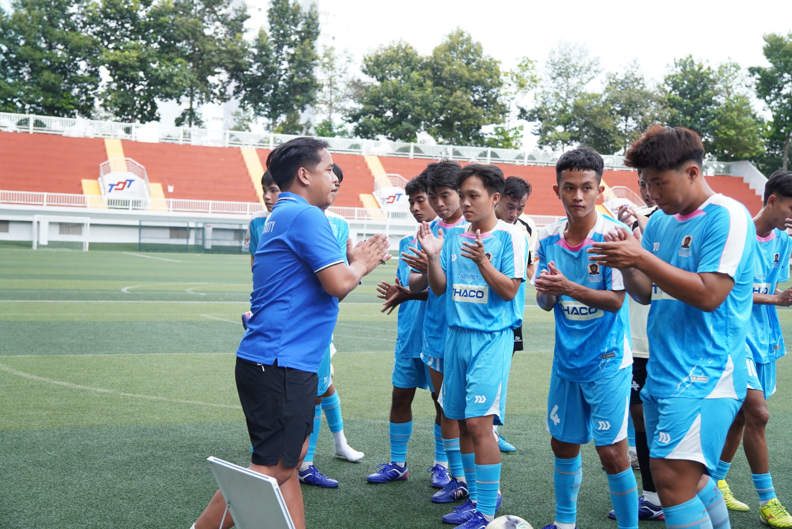 Coach Vo Ngoc Sang and the Gia Dinh University team players are ready to create a surprise