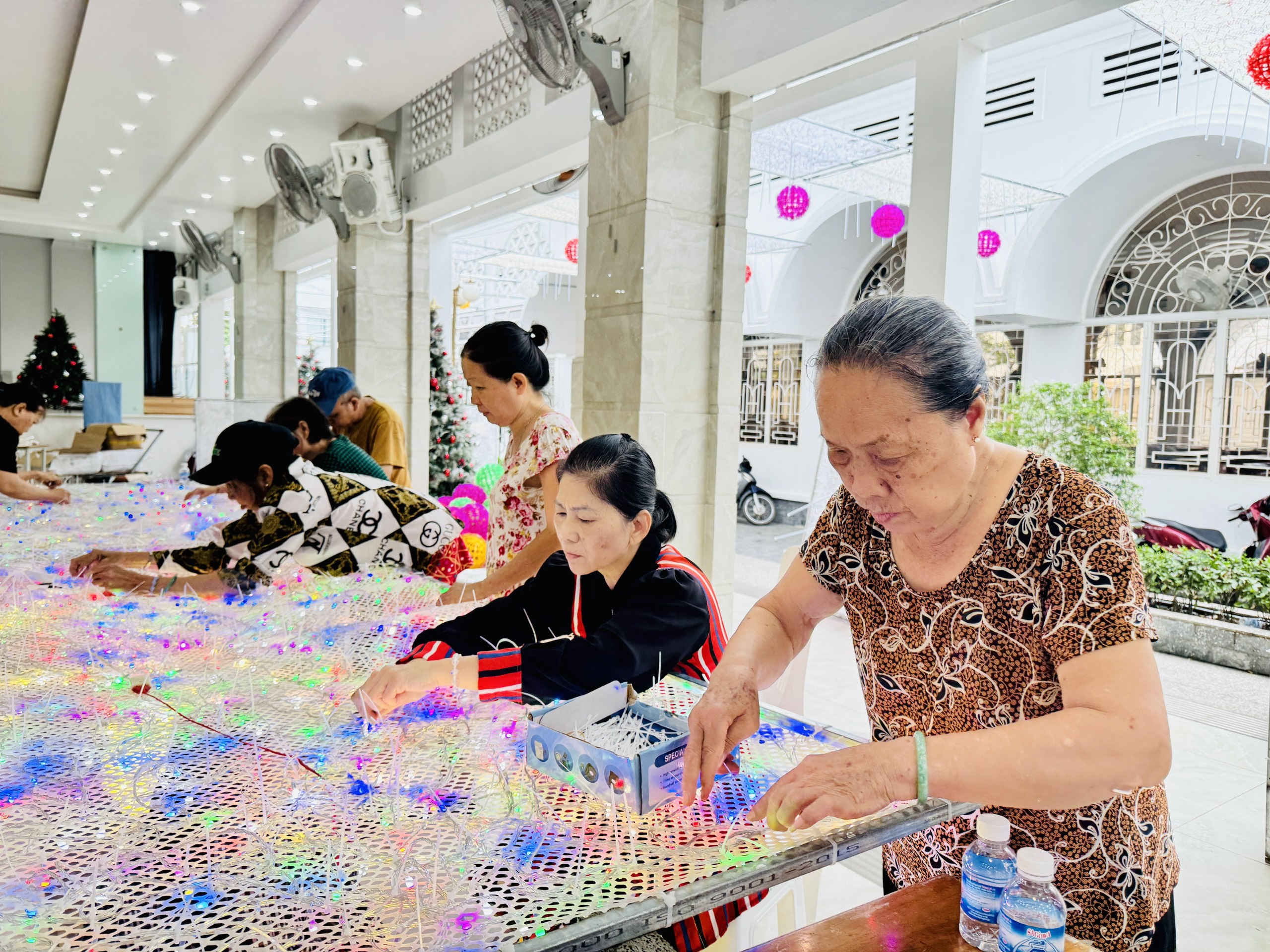 Cả xóm đạo đến nhà thờ trang trí Giáng sinh, mọi nhà trong hẻm phấn khởi nhận quà- Ảnh 12.