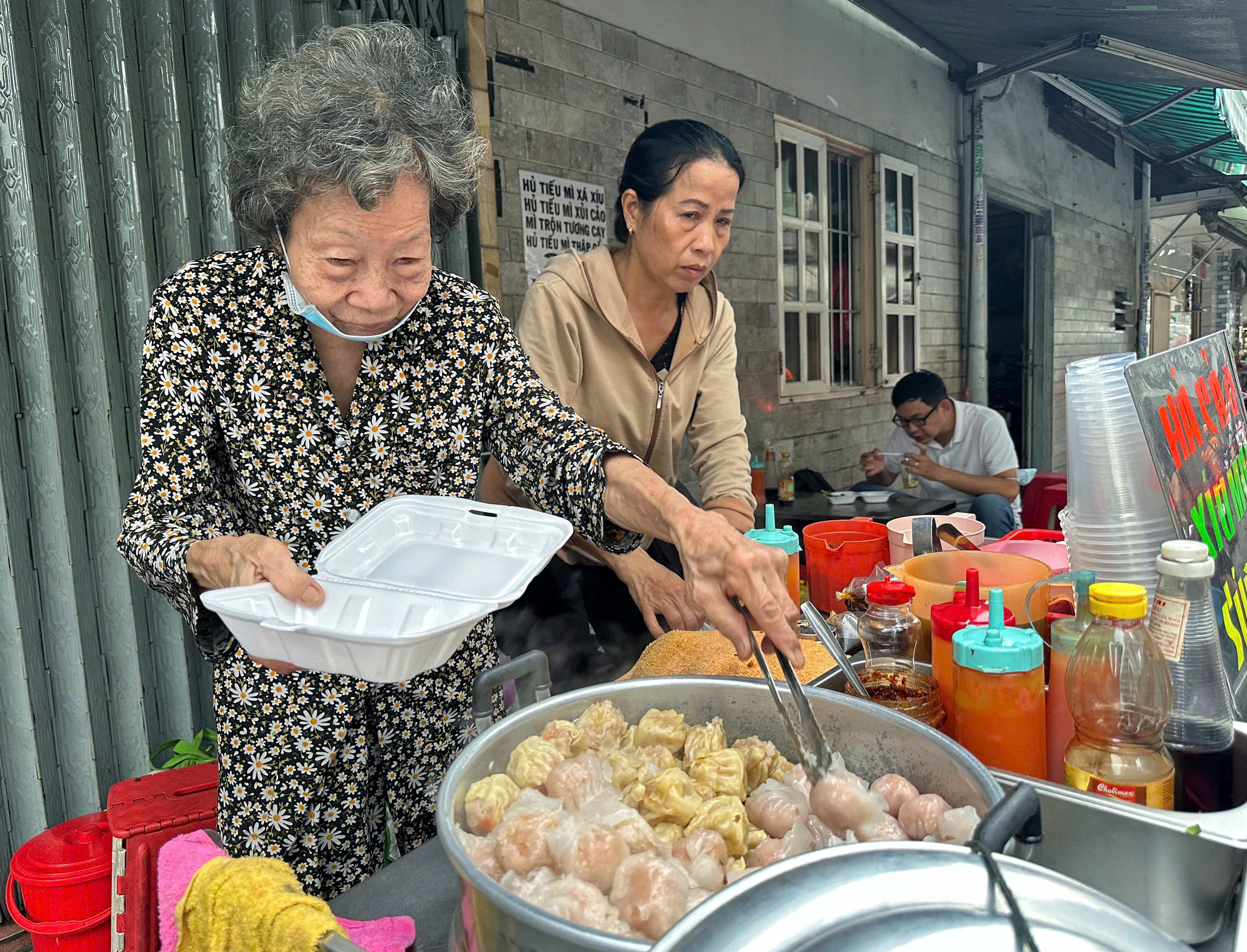 Xe há cảo Hoa Nguyệt còn mỗi cụ Nguyệt lẻ loi: Người TP.HCM mến thương ủng hộ- Ảnh 2.