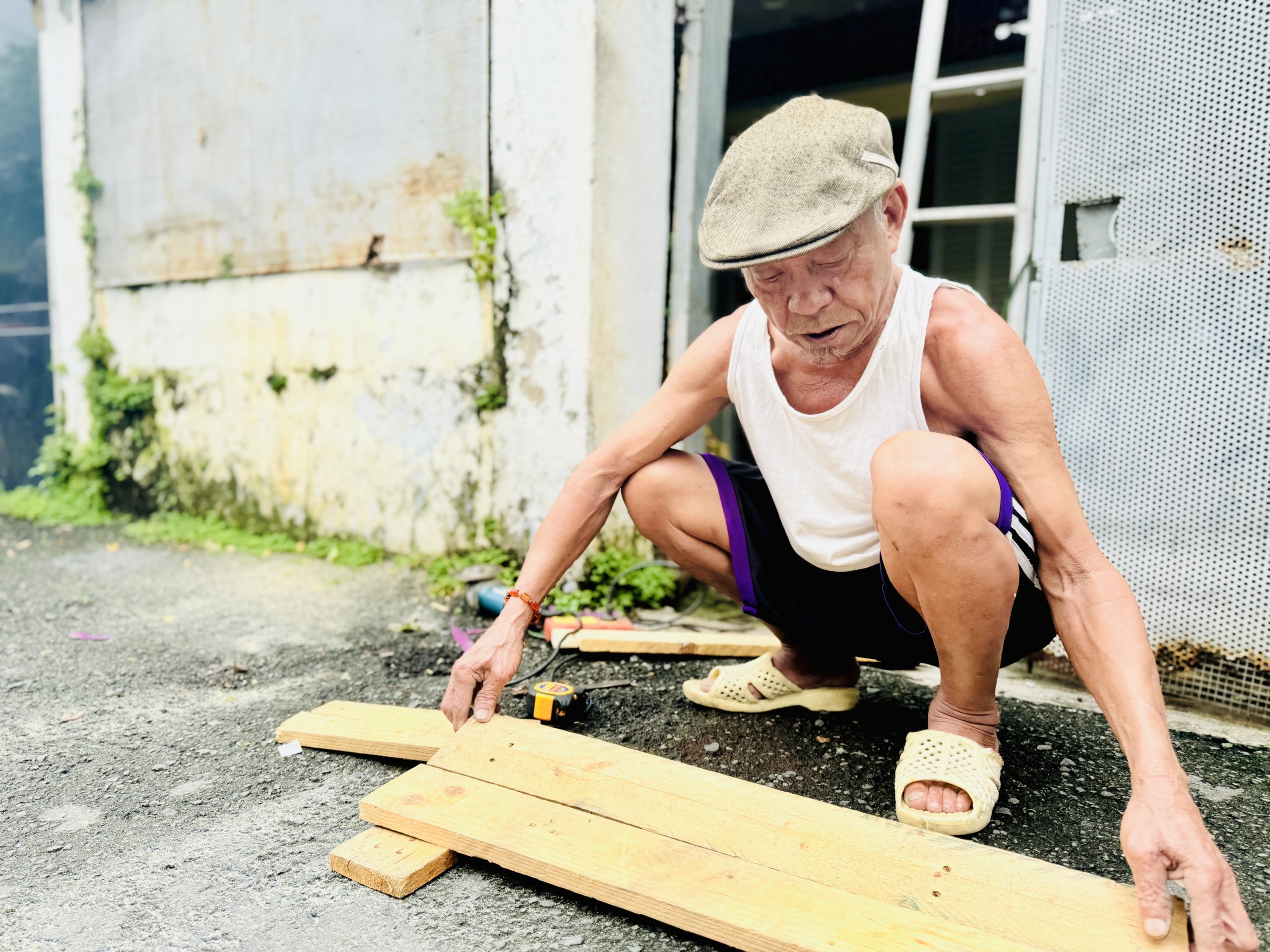 Cả xóm đạo đến nhà thờ trang trí Giáng sinh, mọi nhà trong hẻm phấn khởi nhận quà- Ảnh 11.