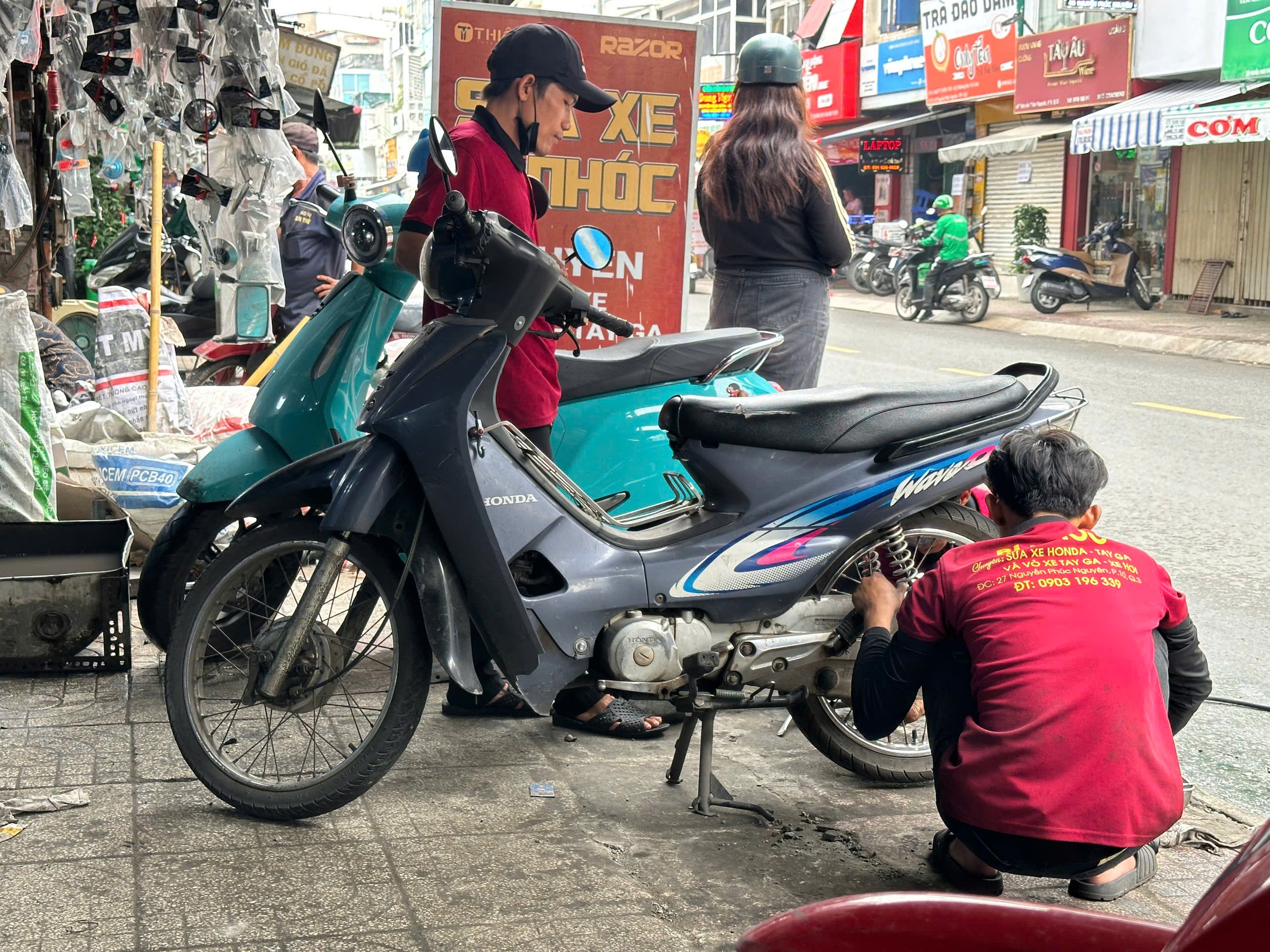 Thót tim clip tài xế đang chở khách thì xe máy bốc cháy: Cách nào xử trí?- Ảnh 3.