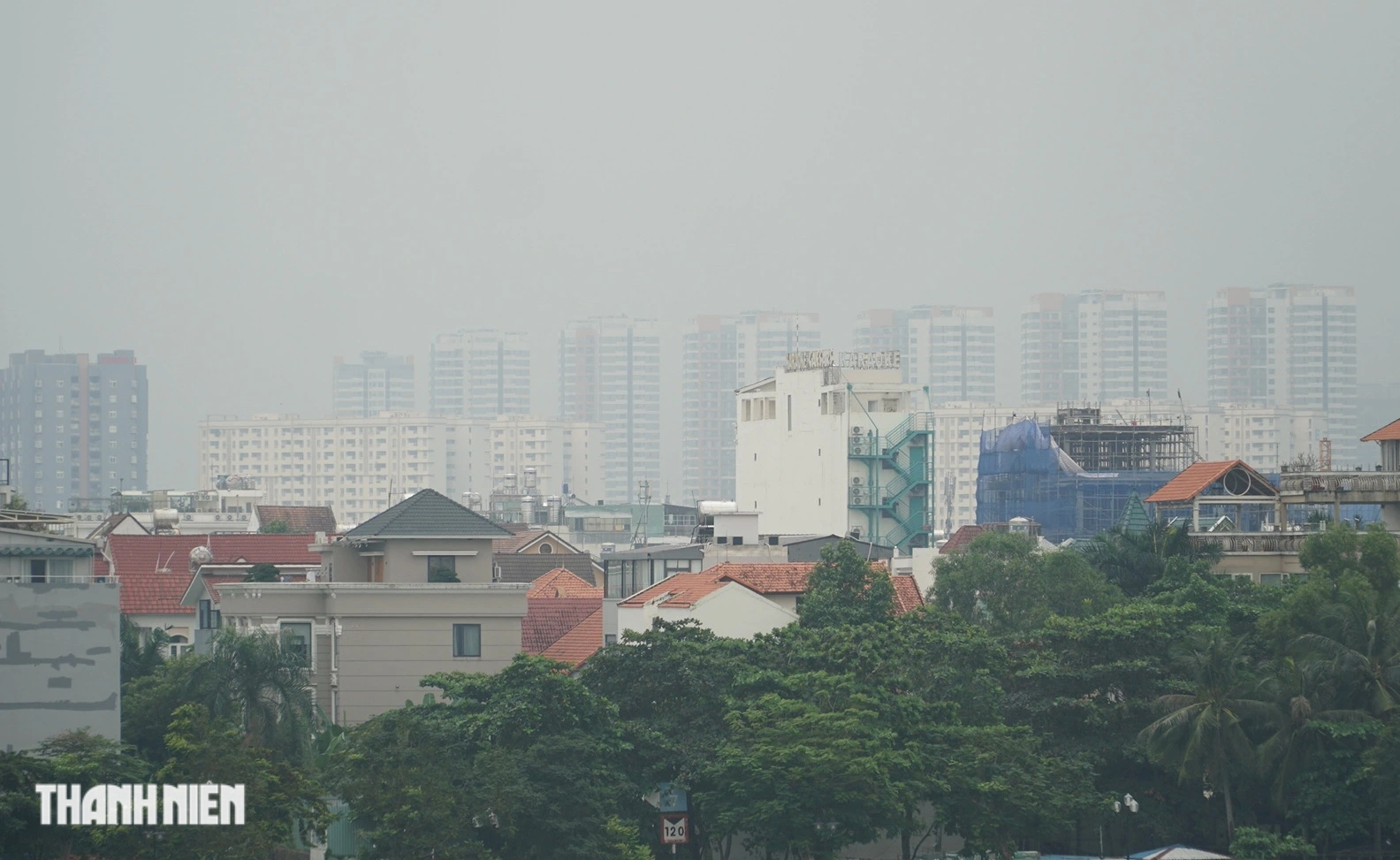 Nhiều tòa nhà cao tầng ở TP.HCM chìm trong sương mù sáng nay- Ảnh 4.