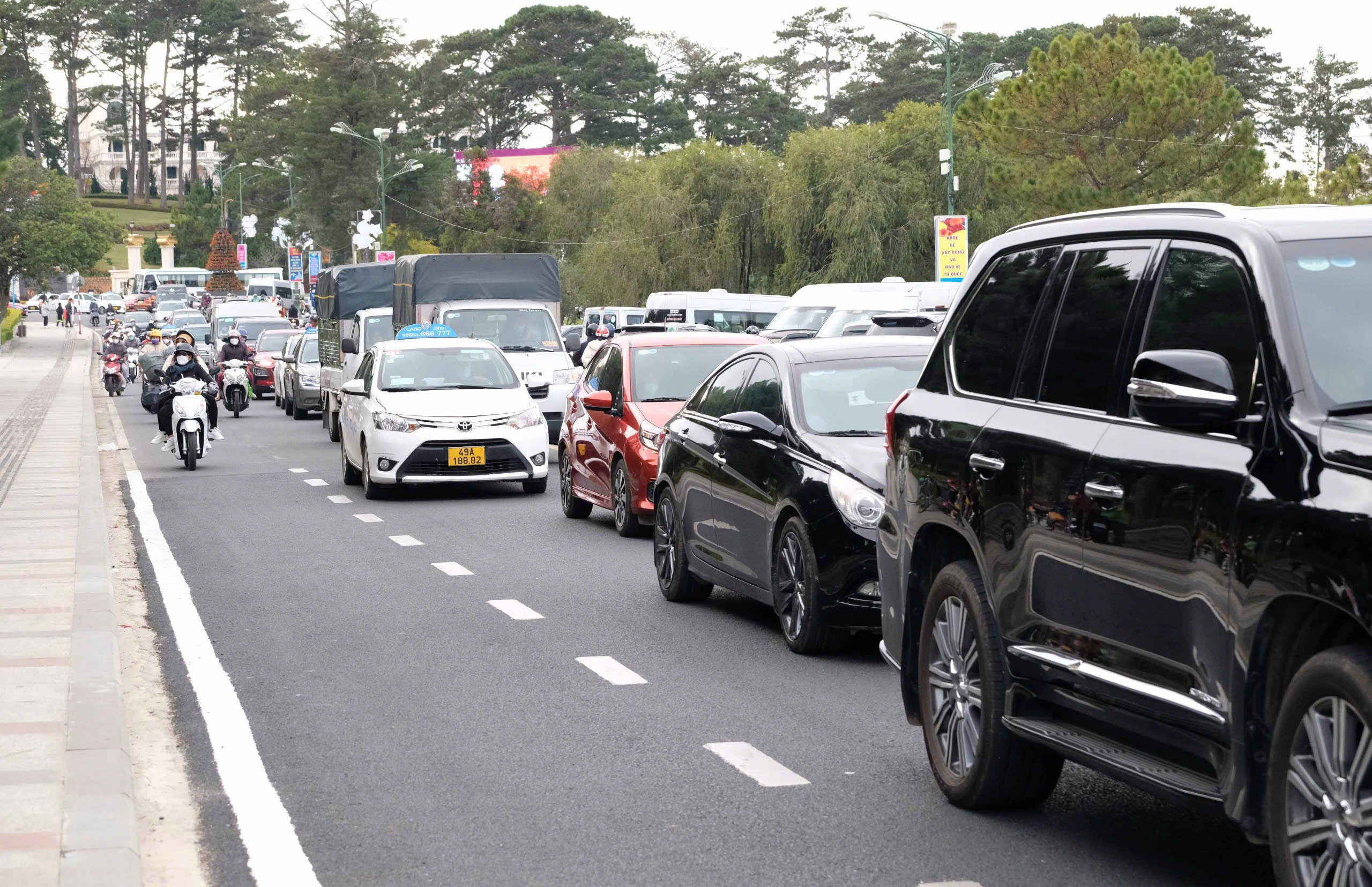 Đà Lạt cấp tốc mở hàng loạt bãi đậu xe phục vụ Festival hoa- Ảnh 1. Đà Lạt cấp tốc mở hàng loạt bãi đậu xe phục vụ Festival hoa- Ảnh 1.