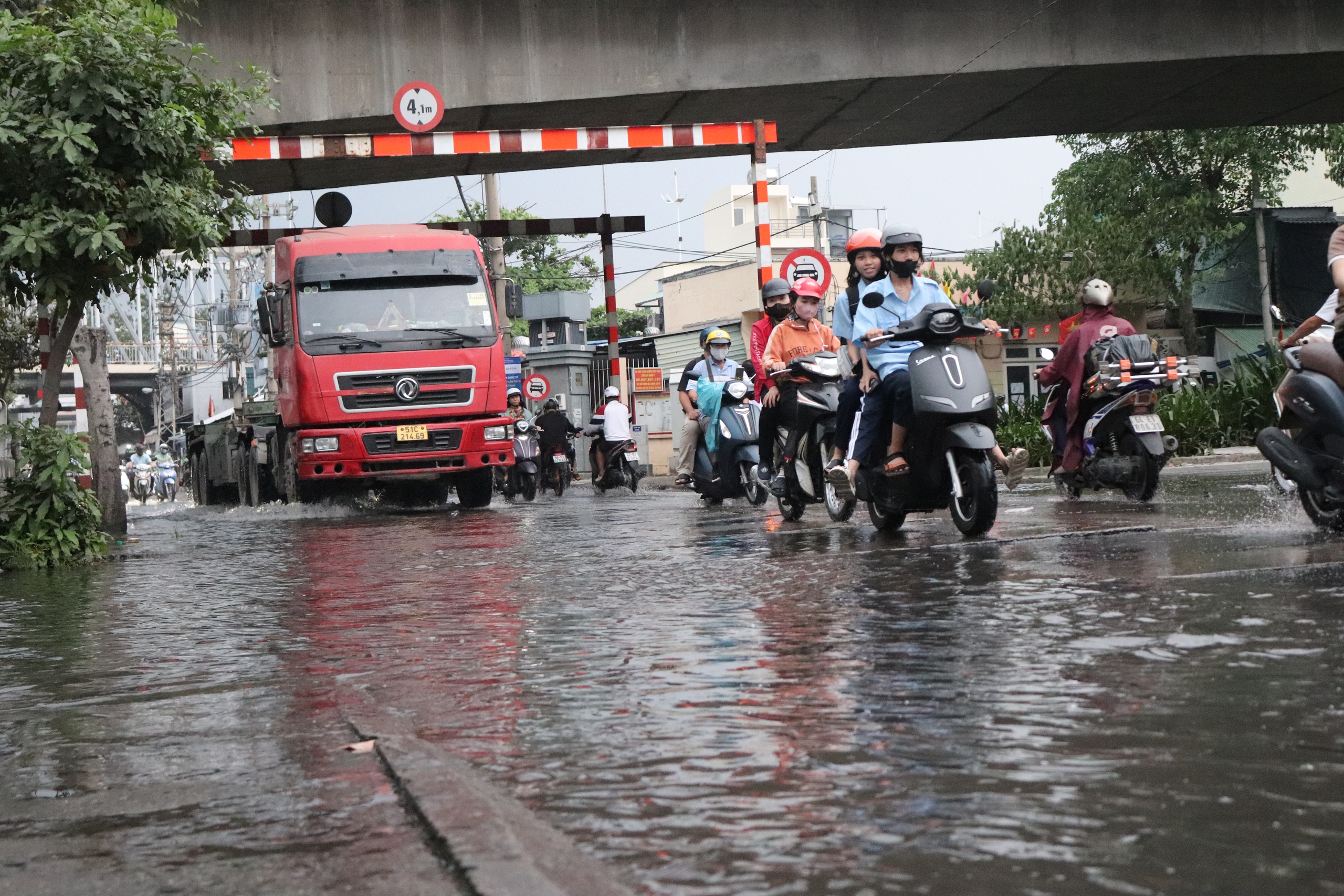 Triều cường dâng cao ngày cuối năm, người dân 'rốn ngập' quận 7 lại lội nước về nhà- Ảnh 1.