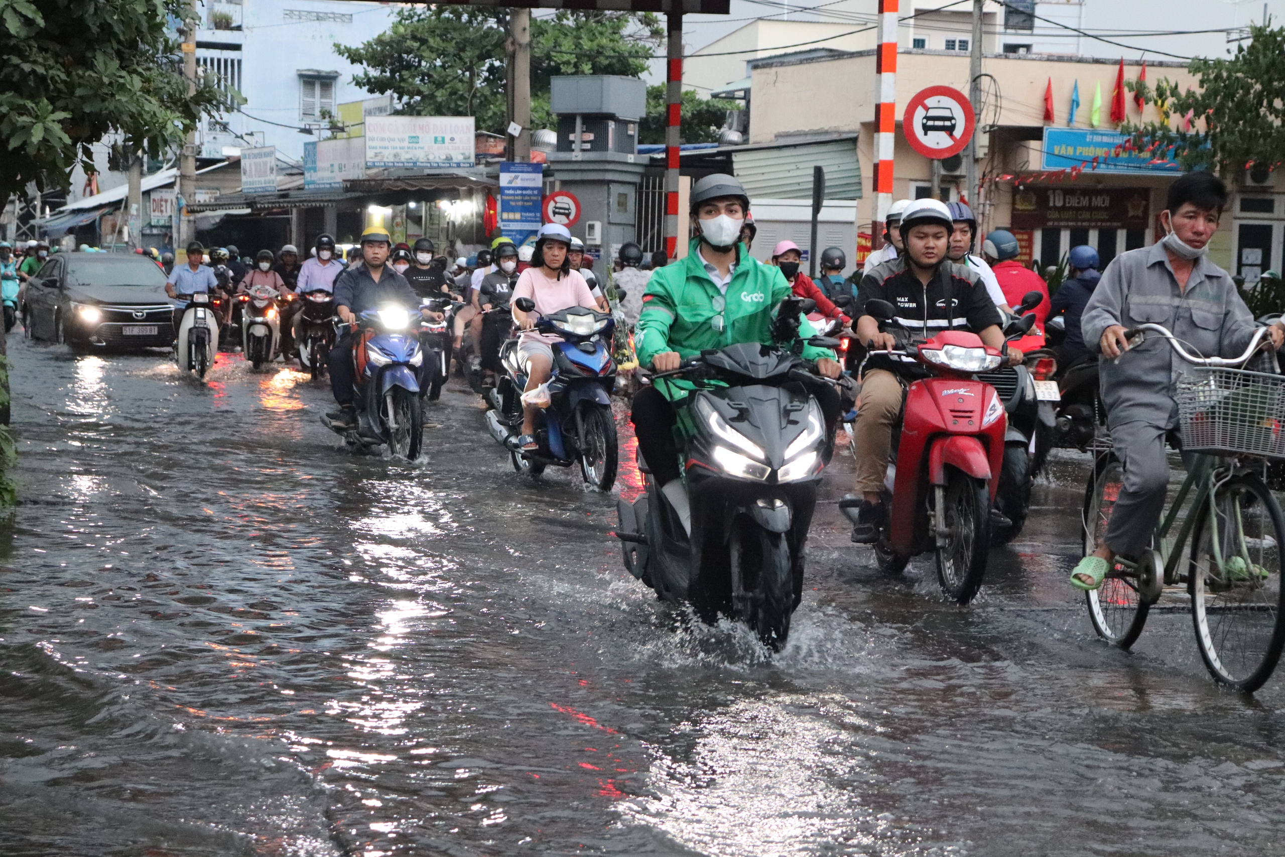 Triều cường dâng cao ngày cuối năm, người dân 'rốn ngập' quận 7 lại lội nước về nhà- Ảnh 3.