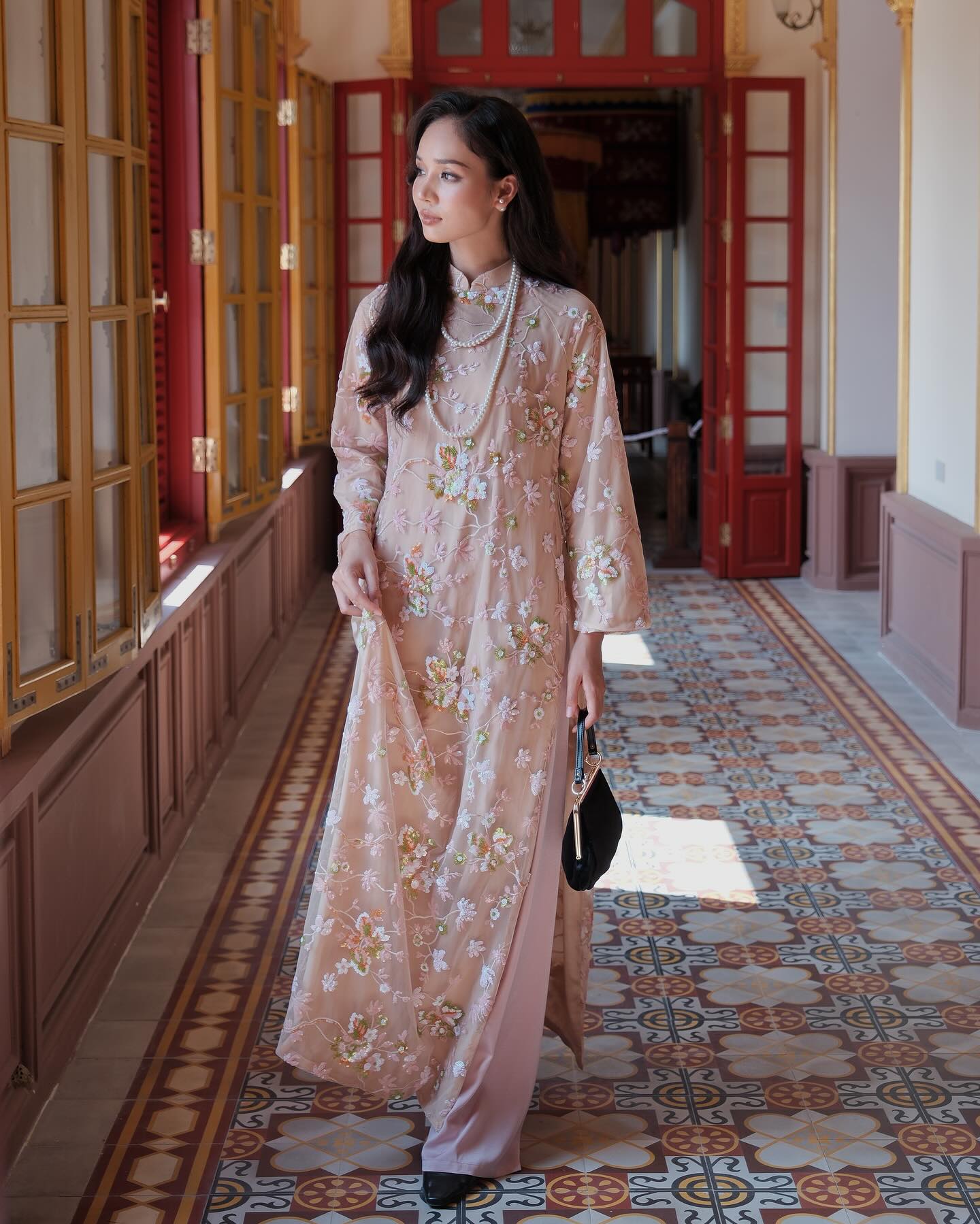 Stylizované Ao Dai - nový vrchol pro konec sezóny - Foto 2. Áo dài cách điệu - nét chấm phá mới cho mùa cuối năm- Ảnh 2.
