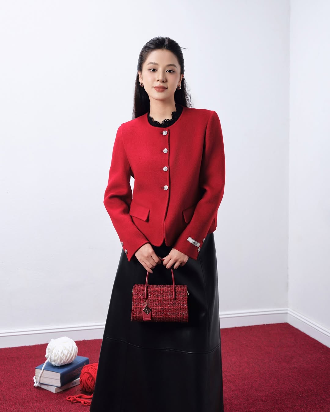 תחפושות אדומות הן  Trang phục màu đỏ là 'tâm điểm' nổi bật trong mùa lễ hội- Ảnh 1.