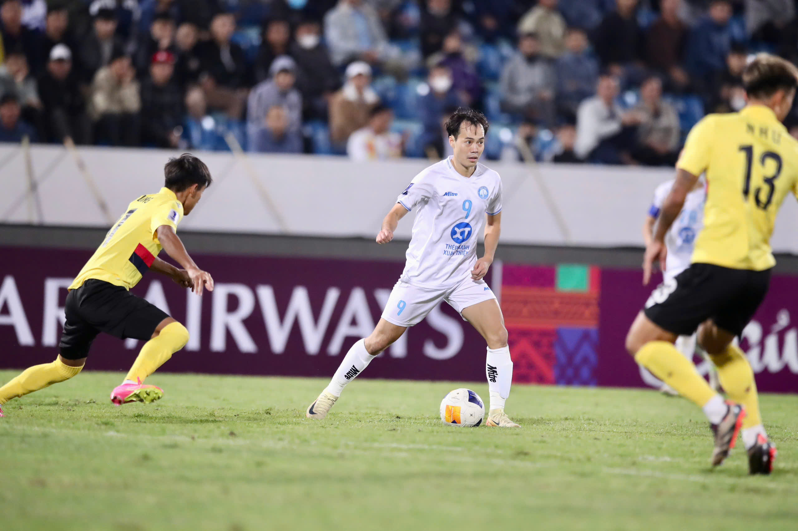 Văn Toàn trong màu áo CLB Nam Định tại AFC Champions League 2