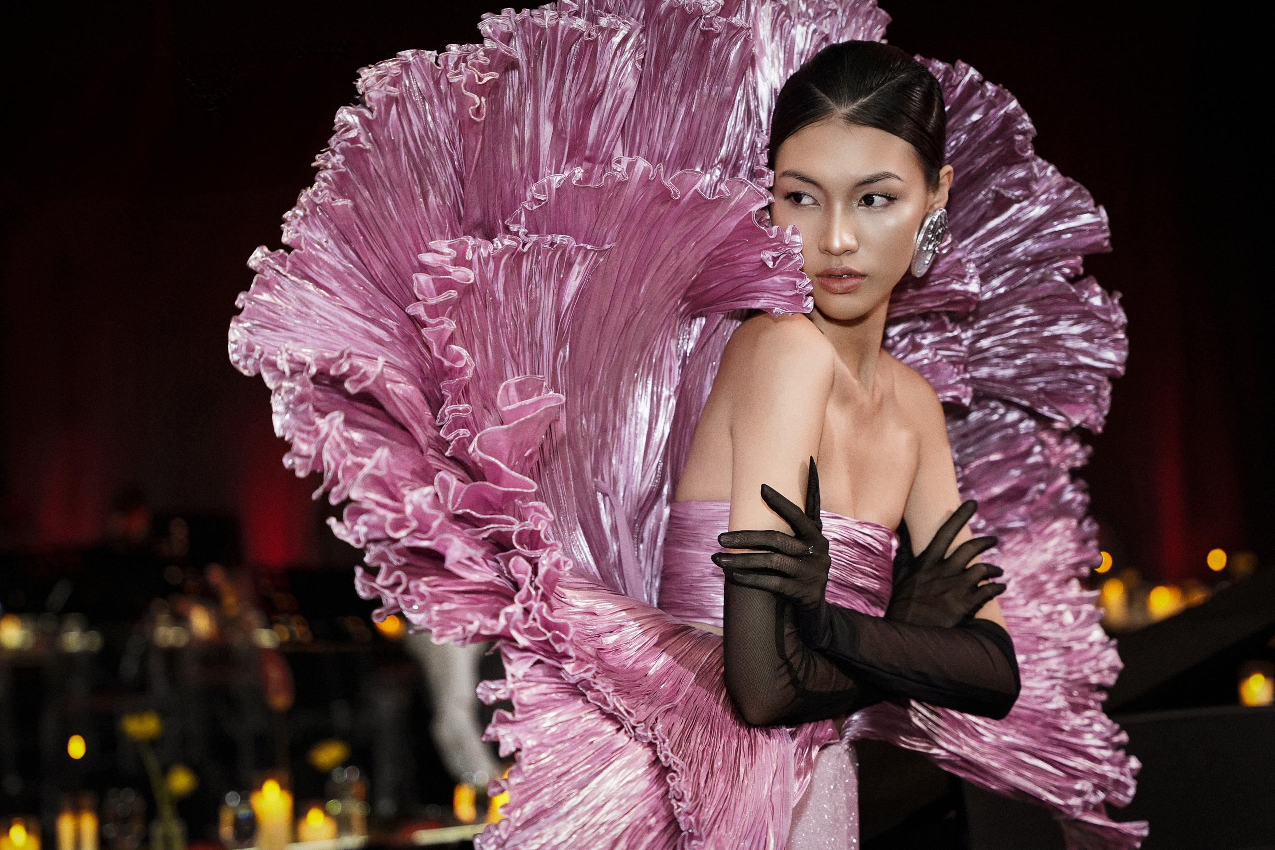 Párty šaty v klasickém barevném odstínu, působivý elegantní design - Foto 8. Đầm dự tiệc với tông màu cổ điển, kiểu dáng thanh thoát ấn tượng- Ảnh 8.