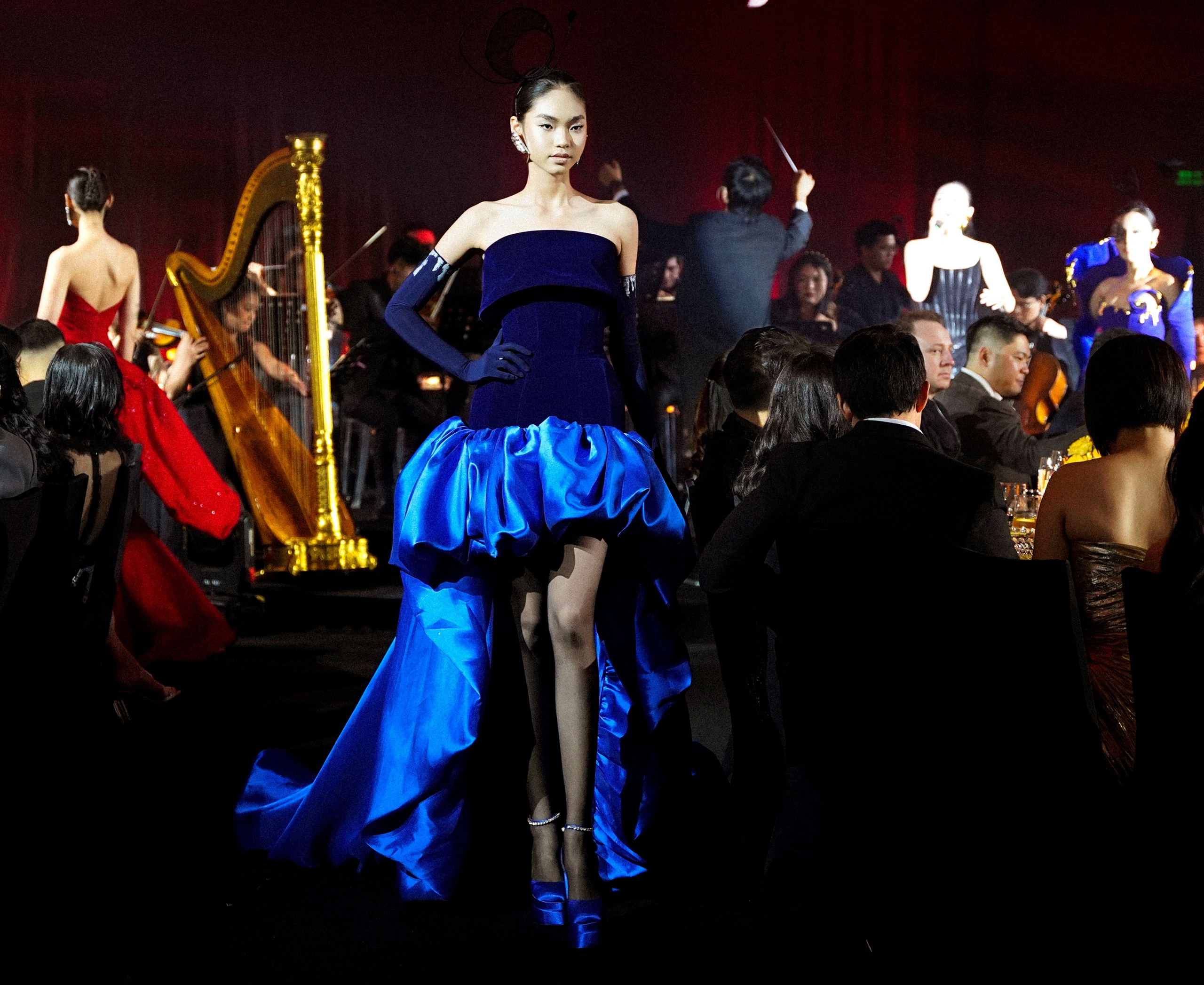 Párty šaty v klasických barevných tónech, působivý elegantní design - Foto 5. Đầm dự tiệc với tông màu cổ điển, kiểu dáng thanh thoát ấn tượng- Ảnh 5.