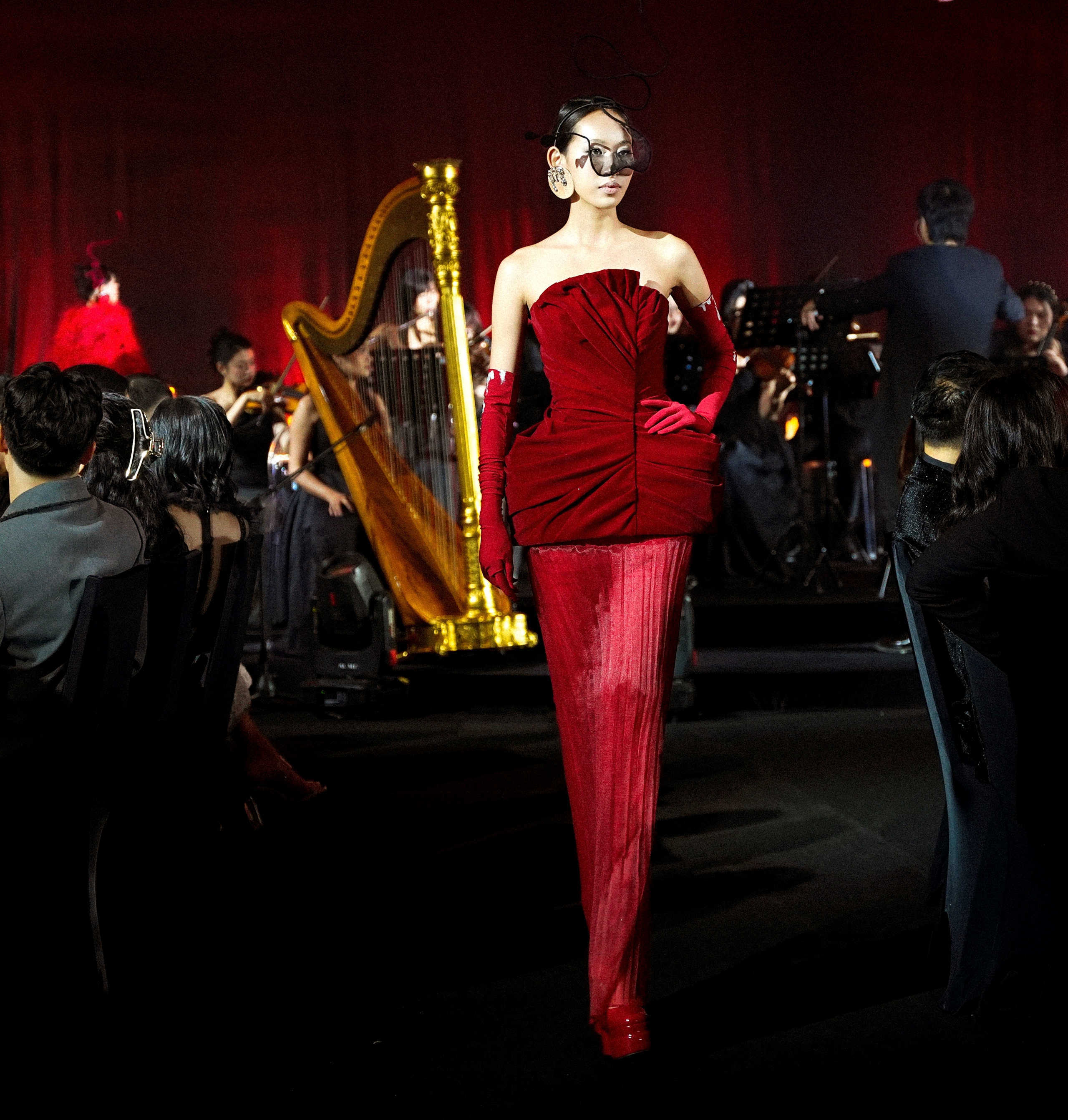 Párty šaty v klasickém barevném odstínu, působivý elegantní design - Foto 6. Đầm dự tiệc với tông màu cổ điển, kiểu dáng thanh thoát ấn tượng- Ảnh 6.