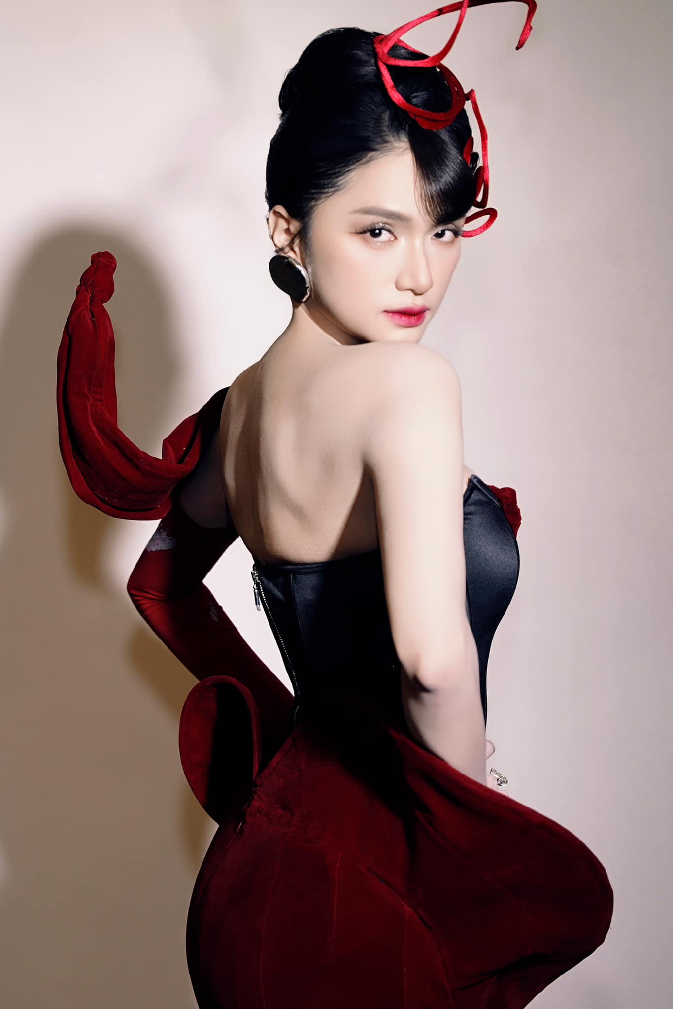 Párty šaty v klasickém barevném odstínu, působivý elegantní design - Foto 3. Đầm dự tiệc với tông màu cổ điển, kiểu dáng thanh thoát ấn tượng- Ảnh 3.