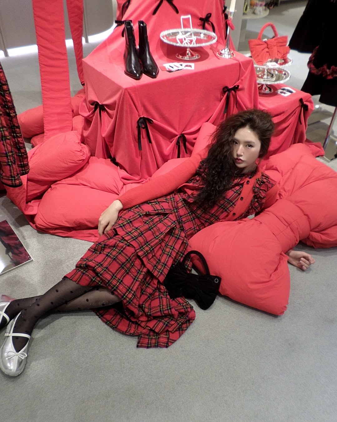 Láska na první pohled s kostkovanými vzory v posledních zimních dnech - Foto 5. Yêu từ cái nhìn đầu tiên với họa tiết ca rô trong những ngày cuối đông- Ảnh 5.