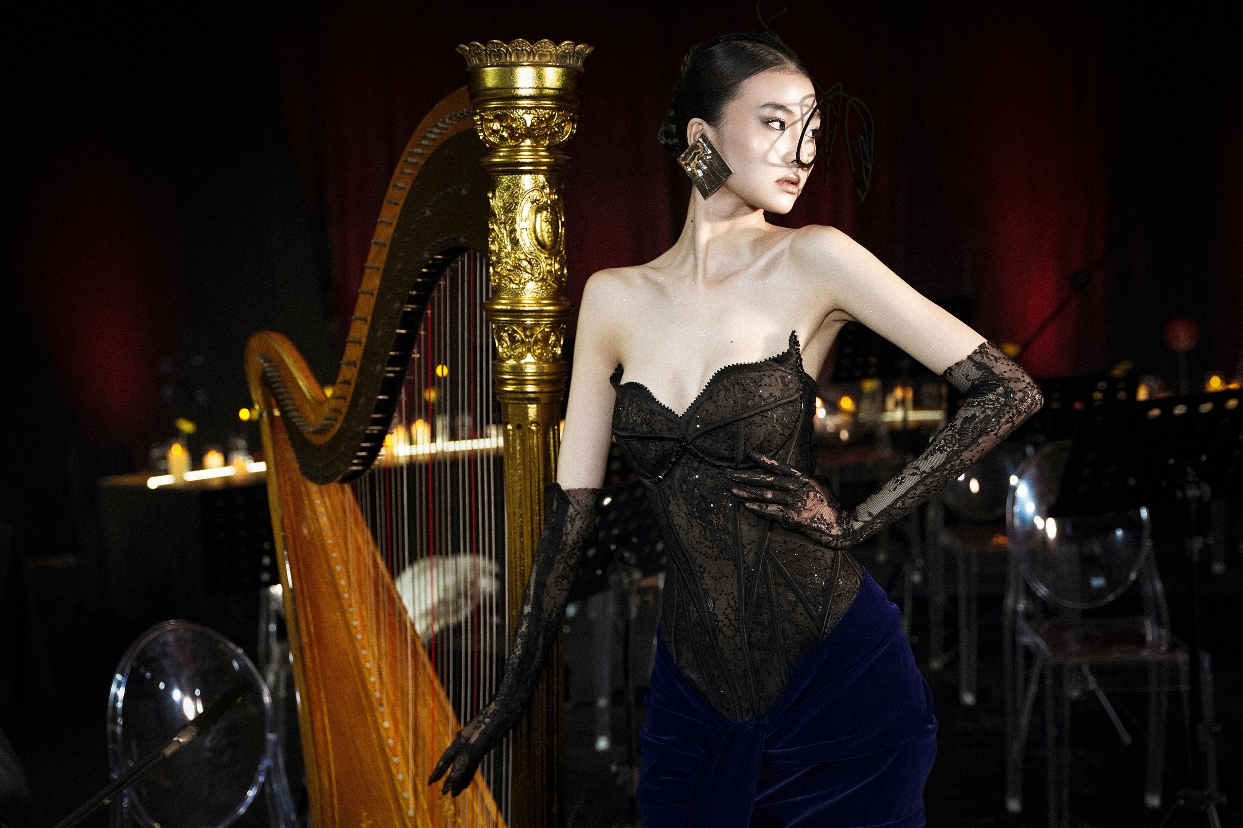 Párty šaty v klasických barevných tónech, působivý elegantní design - Foto 9. Đầm dự tiệc với tông màu cổ điển, kiểu dáng thanh thoát ấn tượng- Ảnh 9.