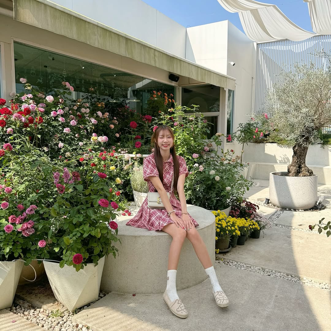 Láska na první pohled s kostkovanými vzory v posledních zimních dnech - Foto 8. Yêu từ cái nhìn đầu tiên với họa tiết ca rô trong những ngày cuối đông- Ảnh 8.