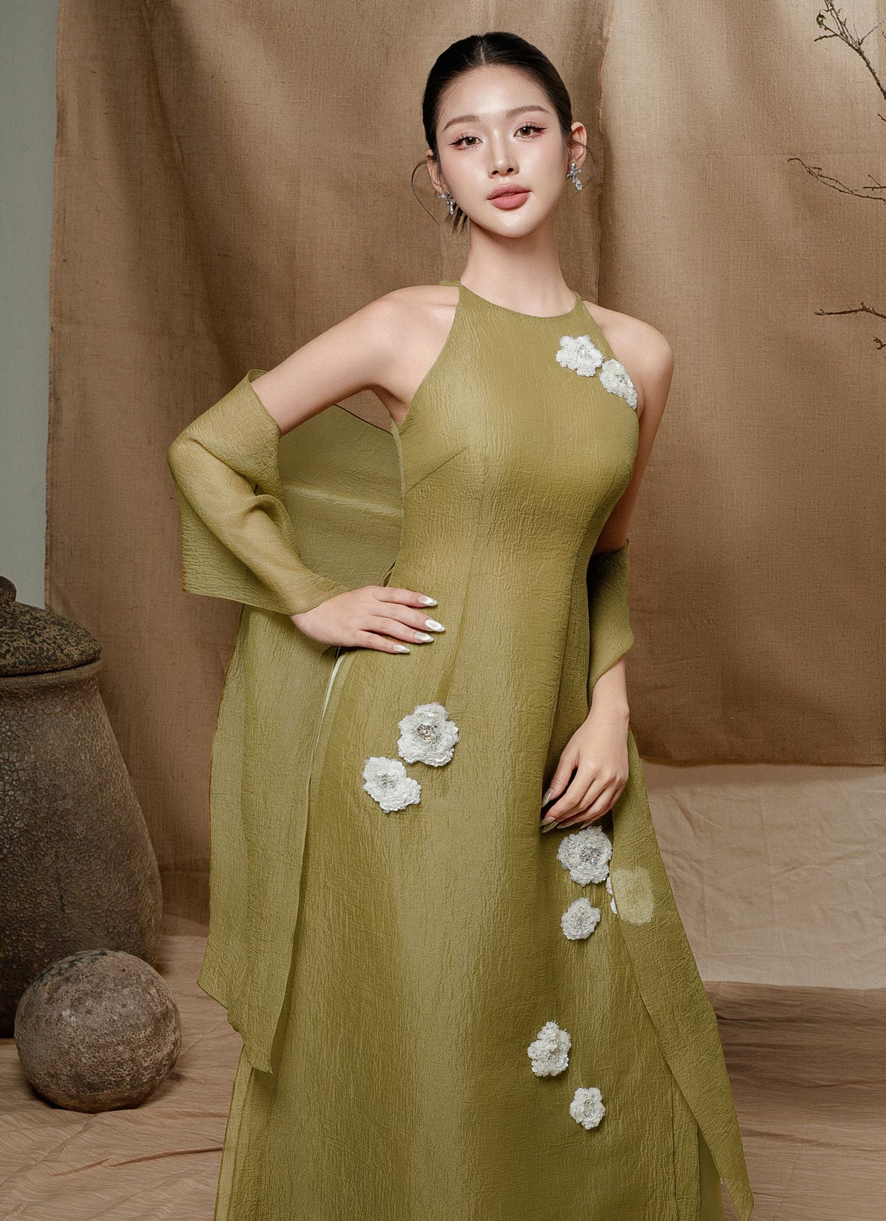 Sametové květinové ao dai a krajkové ao dai jsou vrcholem stylu Tet - Foto 13. Áo dài nhung hoa, áo dài ren là điểm nhấn cho phong cách mùa tết- Ảnh 13.