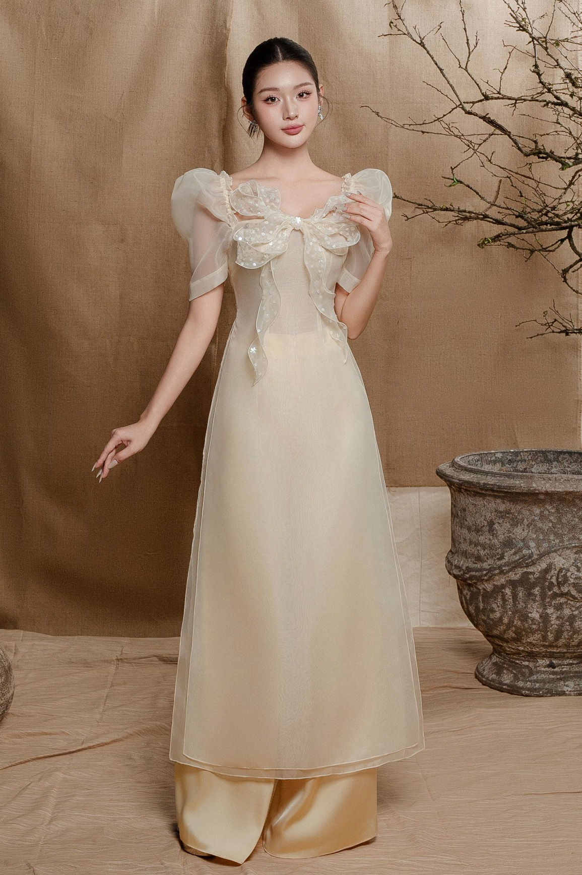 Sametové květinové ao dai a krajkové ao dai jsou vrcholem stylu Tet - Foto 9. Áo dài nhung hoa, áo dài ren là điểm nhấn cho phong cách mùa tết- Ảnh 9.