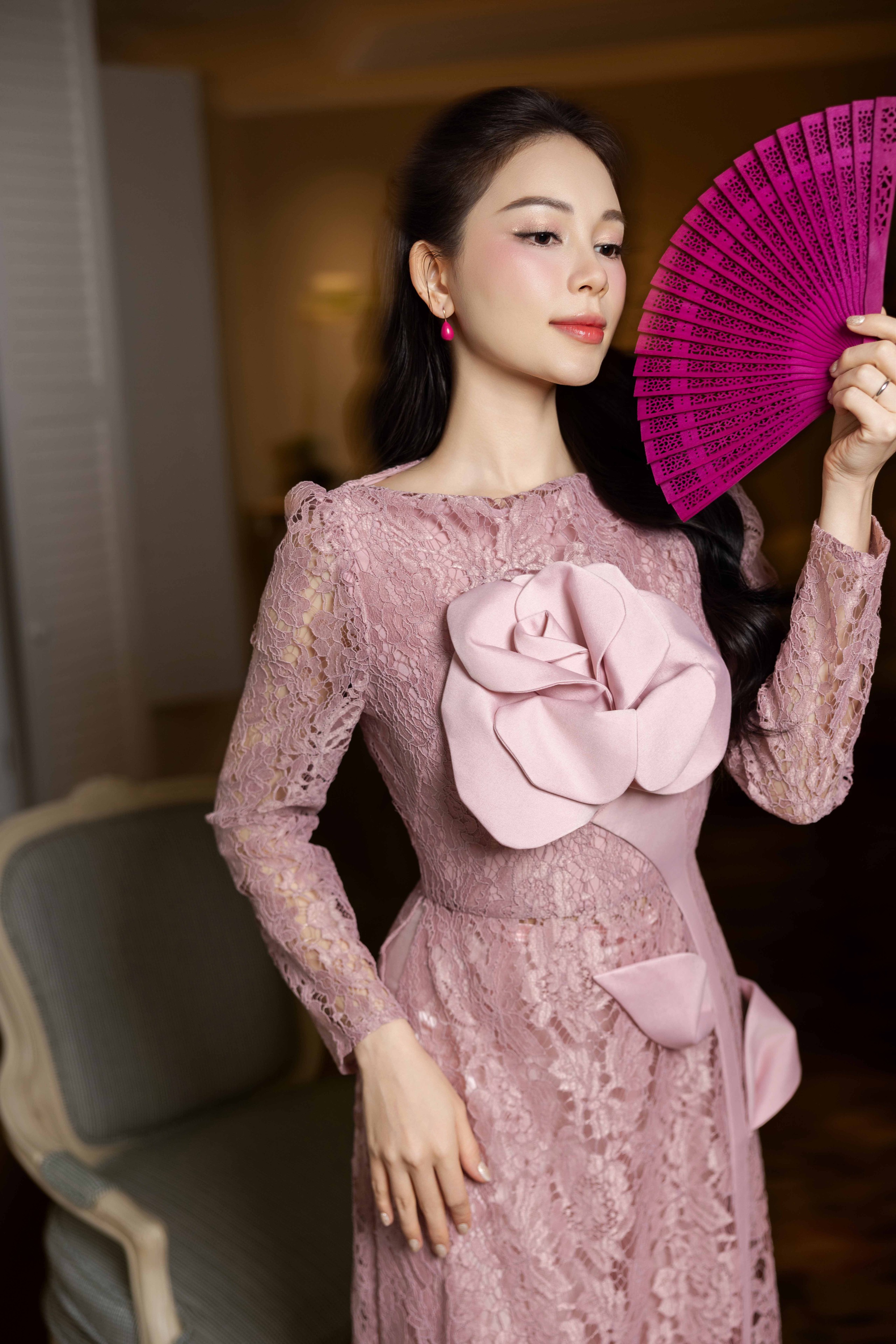 Sametové květinové ao dai a krajkové ao dai jsou vrcholem stylu Tet - Foto 7. Áo dài nhung hoa, áo dài ren là điểm nhấn cho phong cách mùa tết- Ảnh 7.