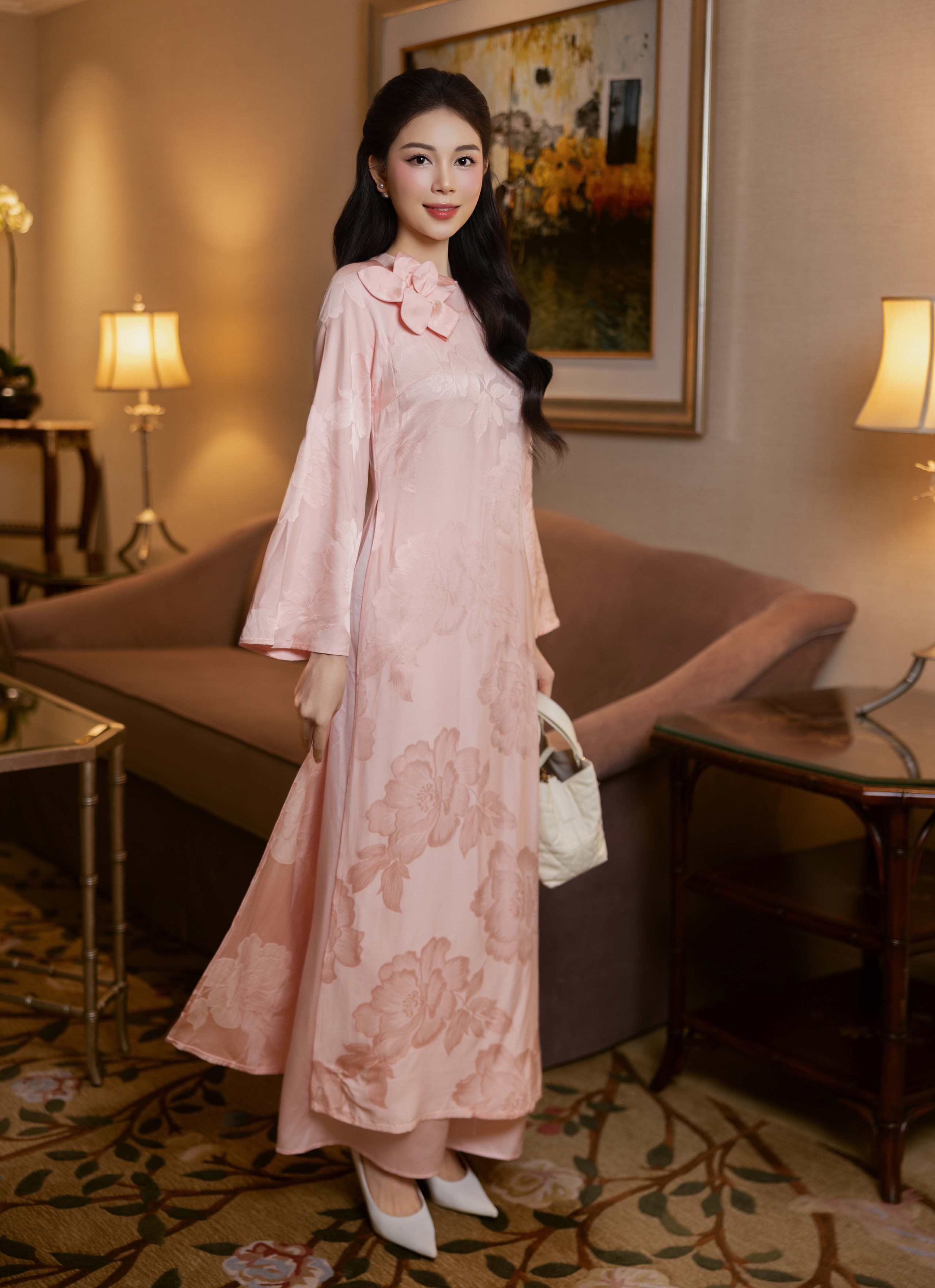Sametové květinové ao dai a krajkové ao dai jsou vrcholem stylu Tet - Foto 6. Áo dài nhung hoa, áo dài ren là điểm nhấn cho phong cách mùa tết- Ảnh 6.