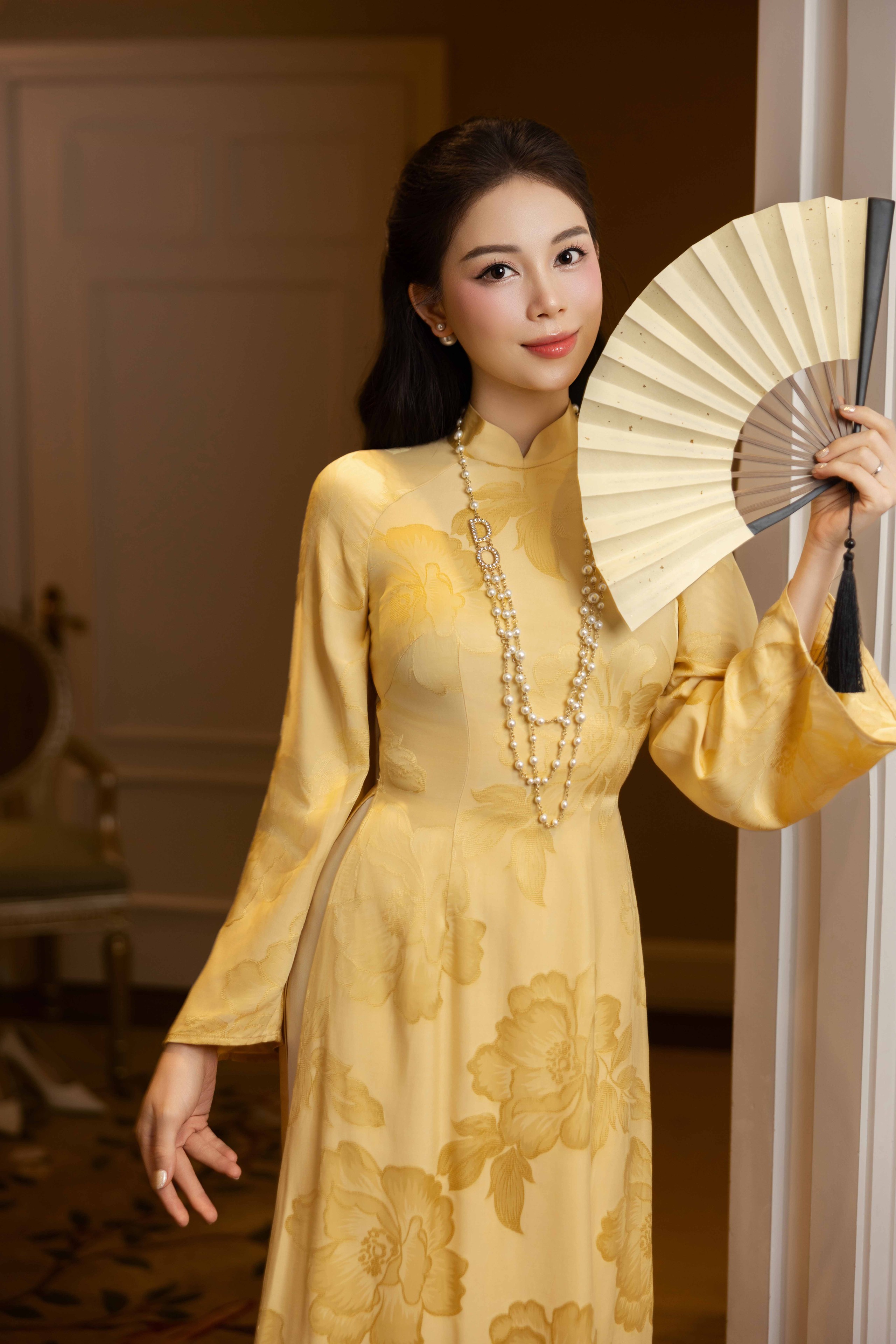 Sametové květinové ao dai a krajkové ao dai jsou vrcholem stylu Tet - Foto 4. Áo dài nhung hoa, áo dài ren là điểm nhấn cho phong cách mùa tết- Ảnh 4.