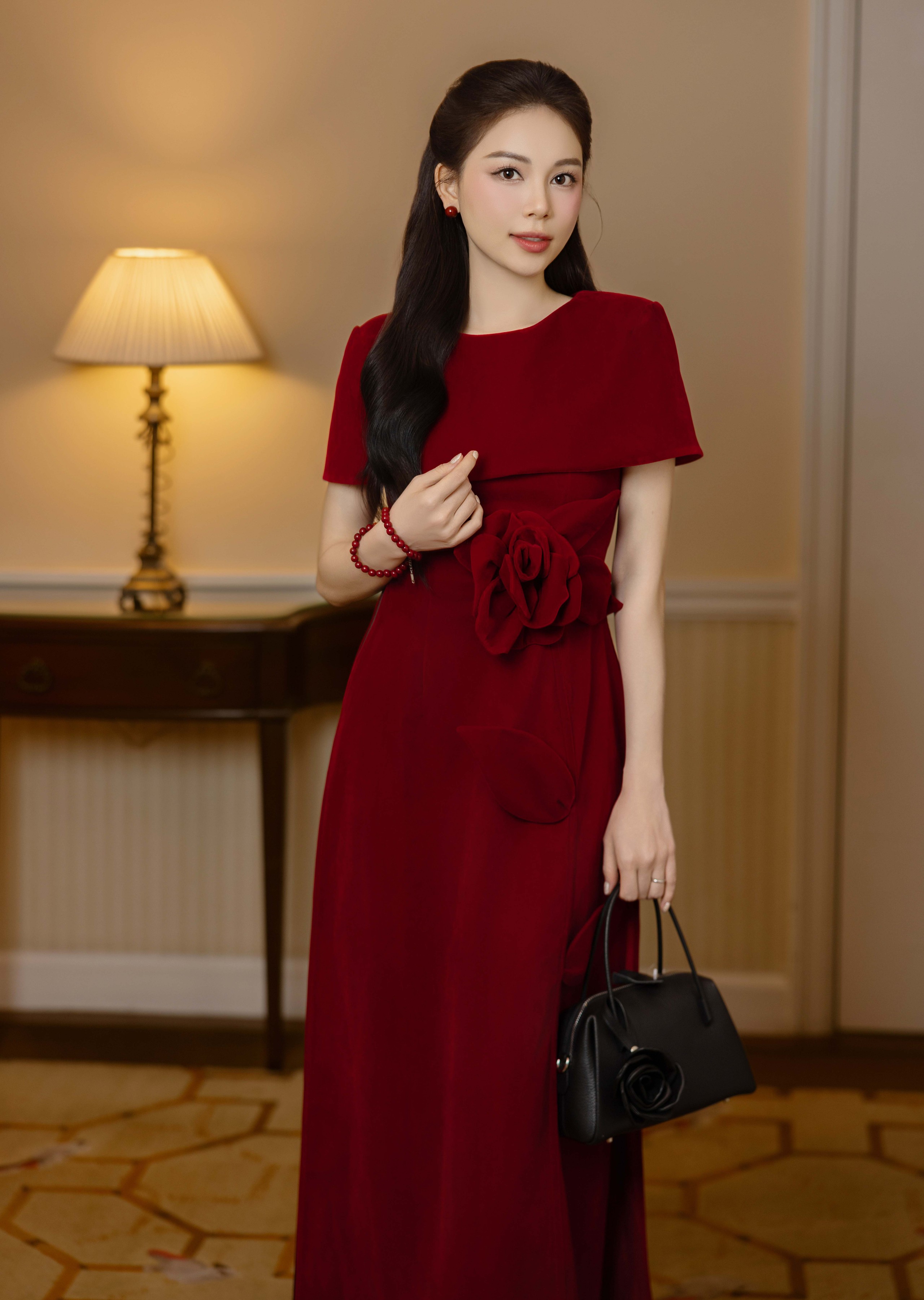 Sametové květinové ao dai a krajkové ao dai jsou vrcholem stylu Tet - Foto 1. Áo dài nhung hoa, áo dài ren là điểm nhấn cho phong cách mùa tết- Ảnh 1.