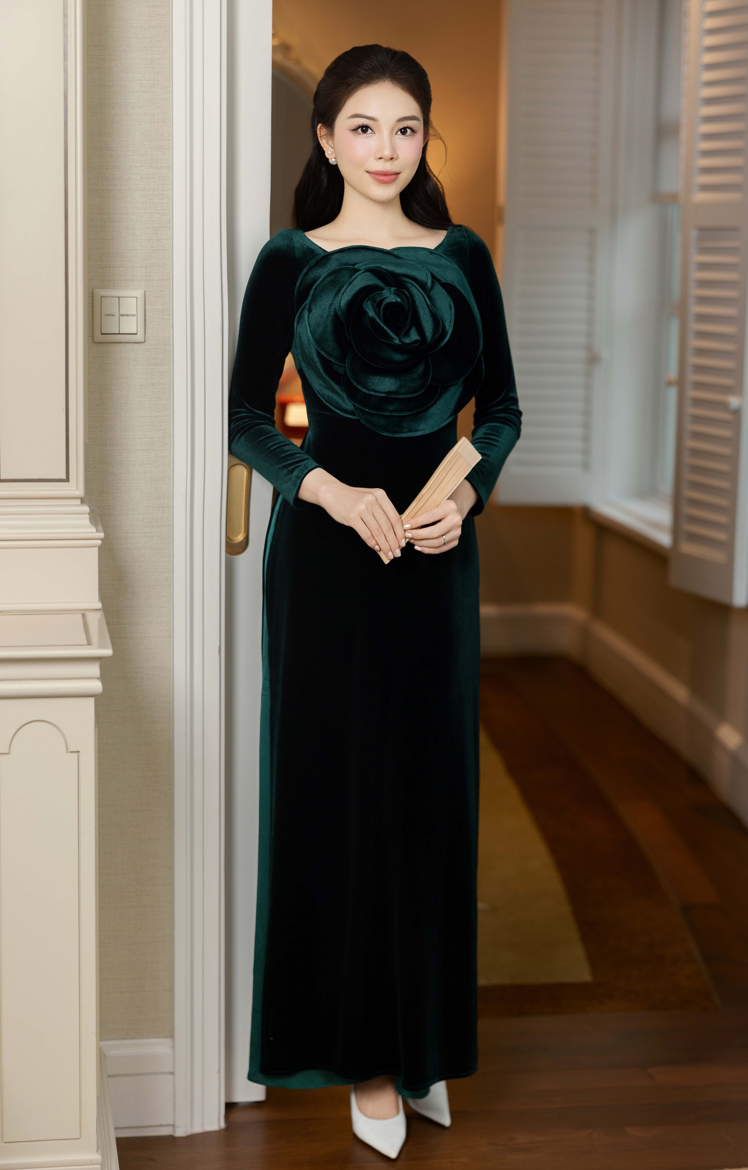 Sametové květinové ao dai a krajkové ao dai jsou vrcholem stylu Tet - Foto 3. Áo dài nhung hoa, áo dài ren là điểm nhấn cho phong cách mùa tết- Ảnh 3.