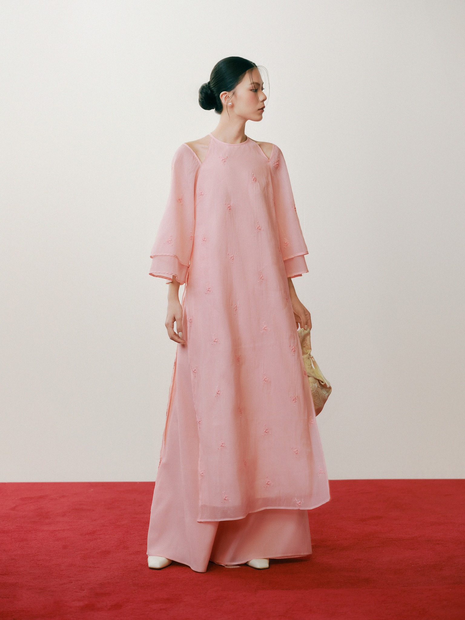 Tipy na nošení ao dai v mnoha stylech, které chce vidět každý - Foto 4. Gợi ý diện áo dài tết đa phong cách, ai cũng muốn ngắm nhìn- Ảnh 4.