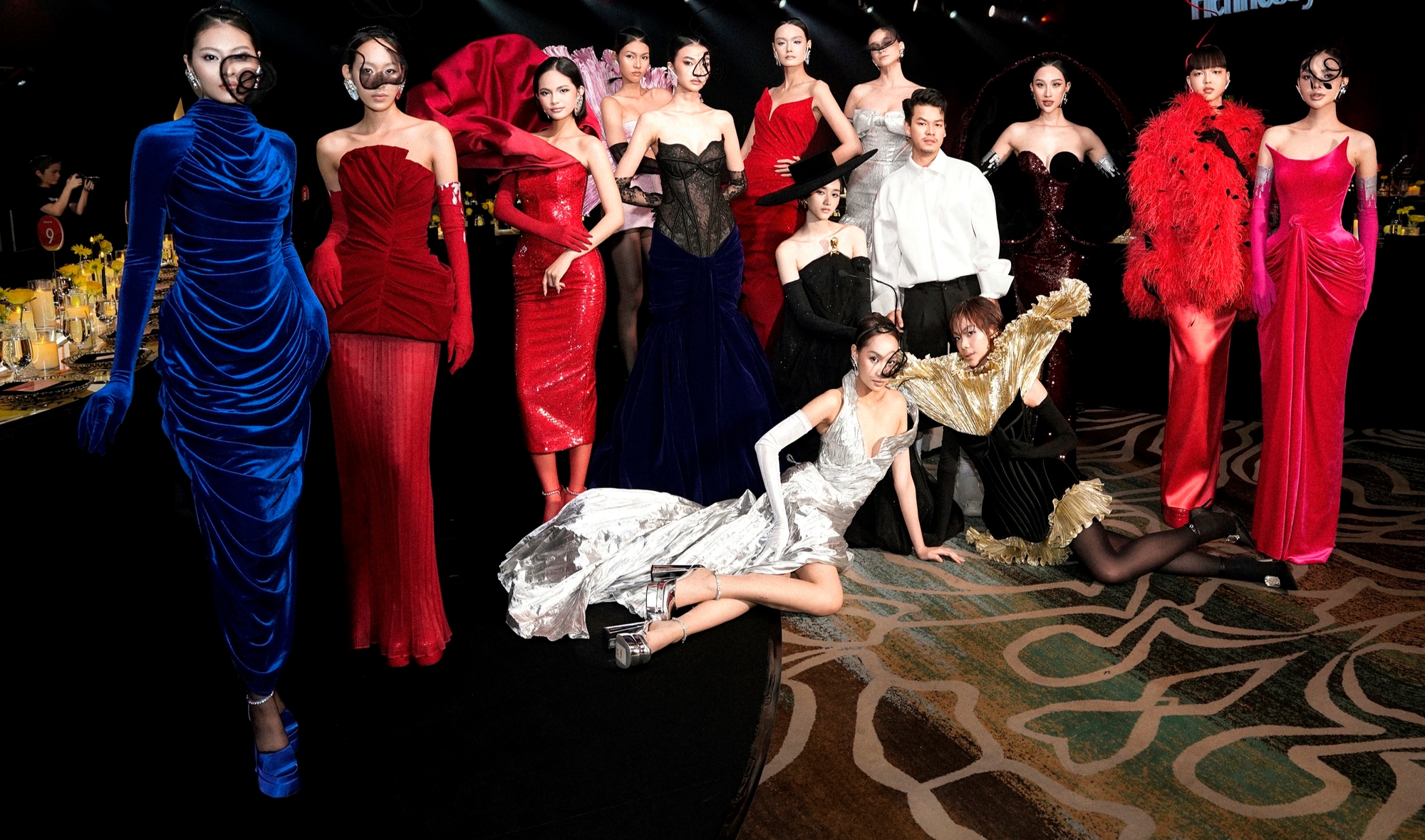 Párty šaty v klasických barevných tónech, působivý elegantní design - Foto 15. Đầm dự tiệc với tông màu cổ điển, kiểu dáng thanh thoát ấn tượng- Ảnh 15.